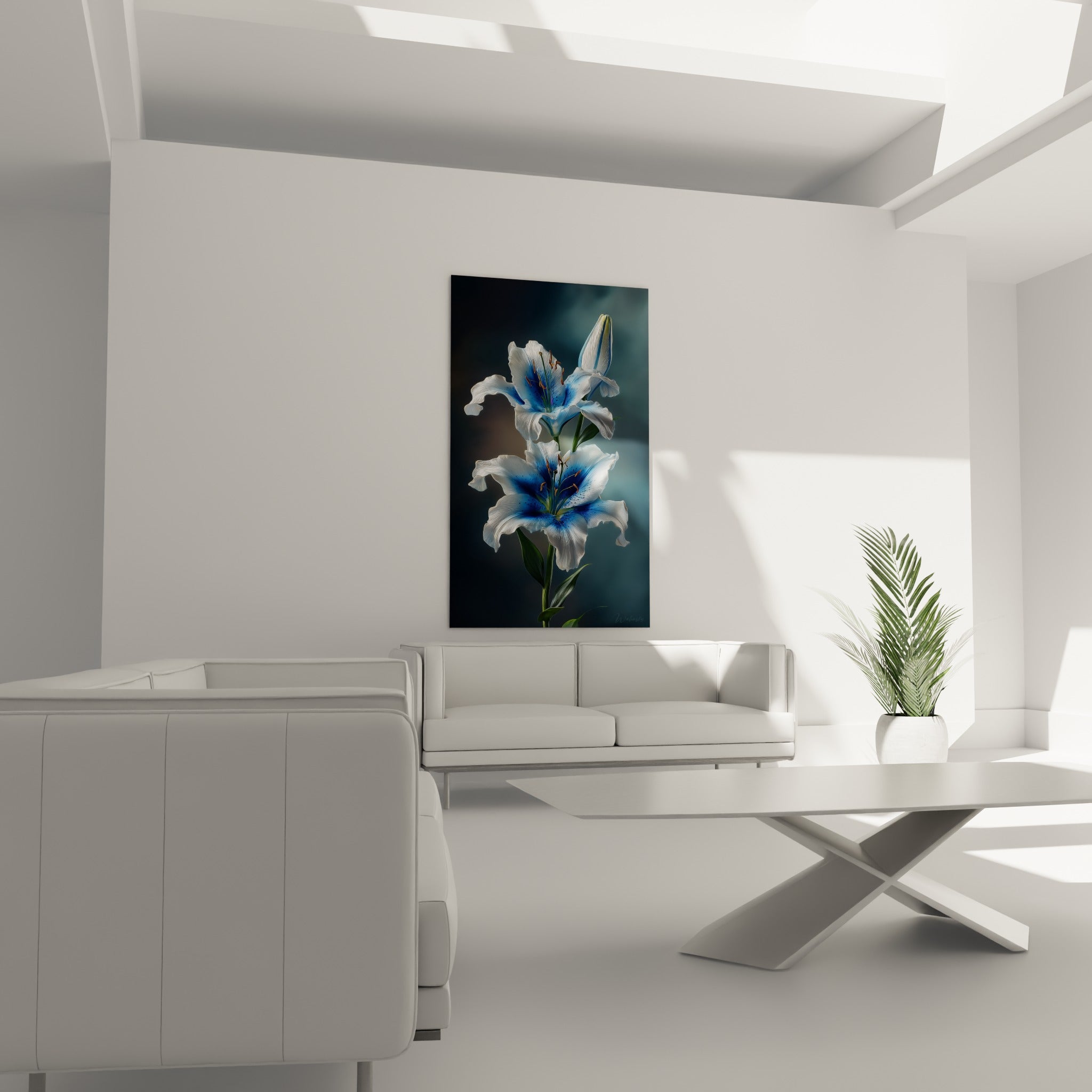 Pétales de lys blanc nervurés de bleu marine au-dessus d'un canapé dans un salon lumineux