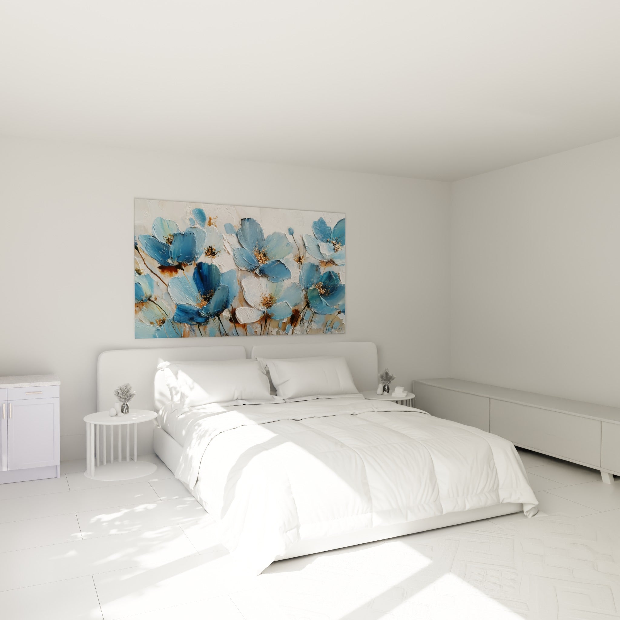 Pétales bleu profond et blanc cassé aux touches dorées, accrochés au-dessus d'un lit dans une chambre claire