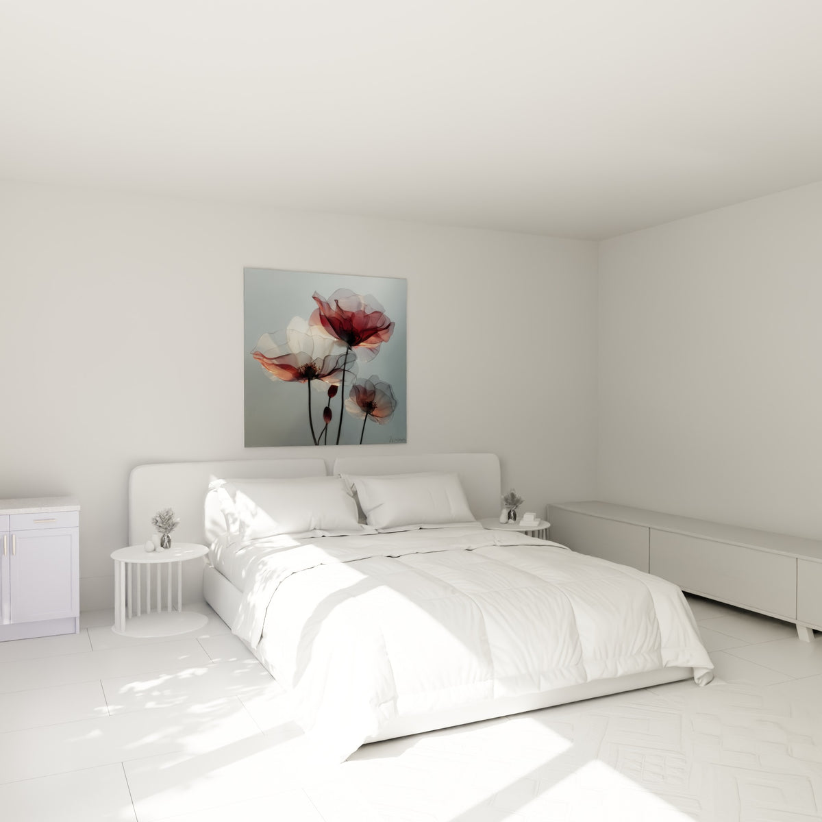 Fleurs transparentes bordeaux et nacrées accrochées au-dessus d'un lit dans une chambre claire