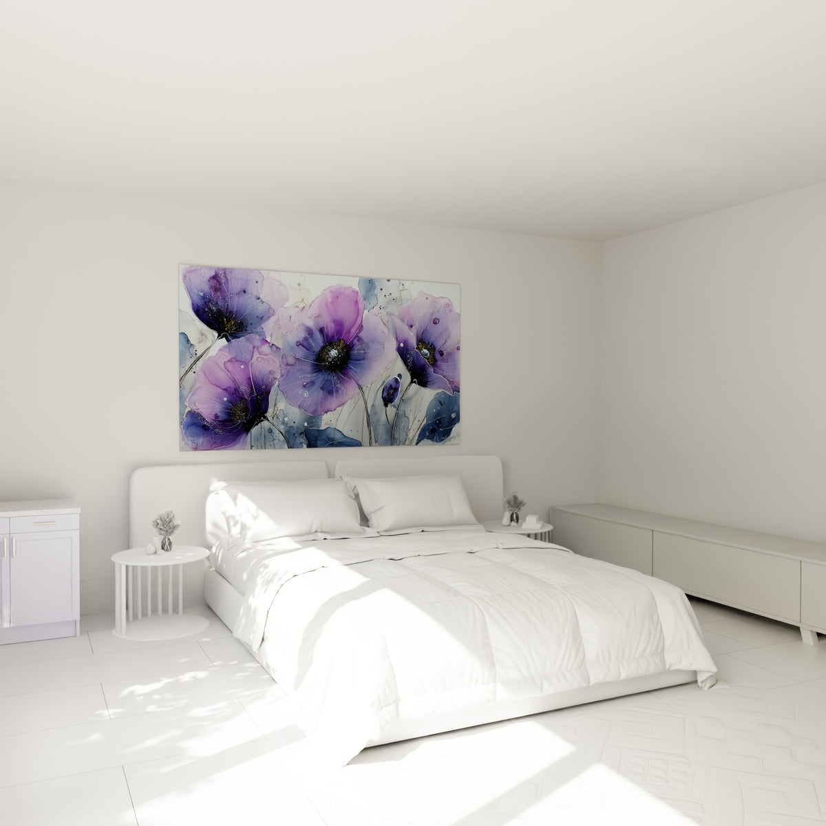 Fleurs violettes et mauves aux nervures blanches accrochées au-dessus d'un lit dans une chambre claire