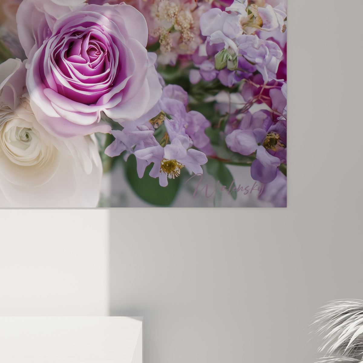 Détail des pétales fleur nature mauve et blanc ivoire, grain soyeux et nuances de lumière nacrée