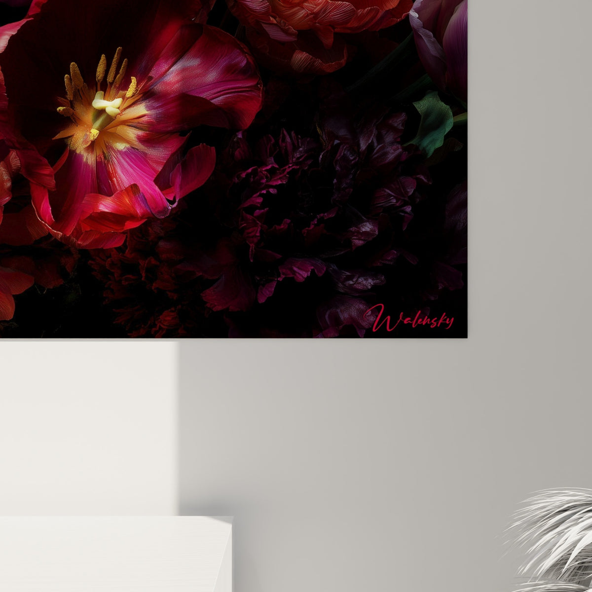 Pétales veloutés violet et orange révélant grain et nuances subtiles de la composition florale