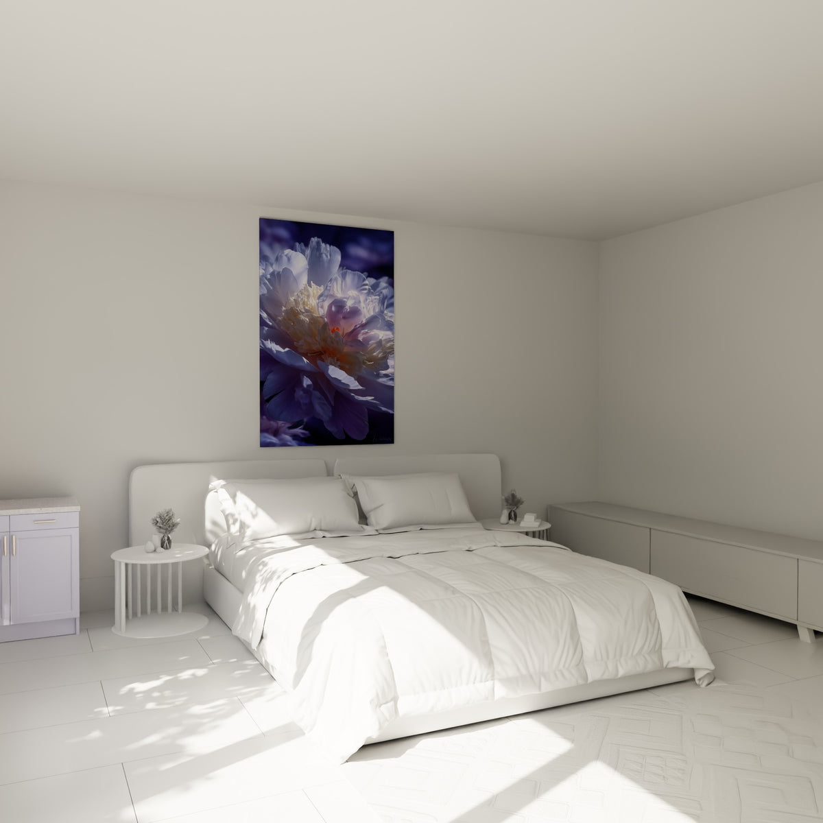Fleur pivoine violette au cœur doré illuminé, accrochée au-dessus d'un lit dans une chambre claire