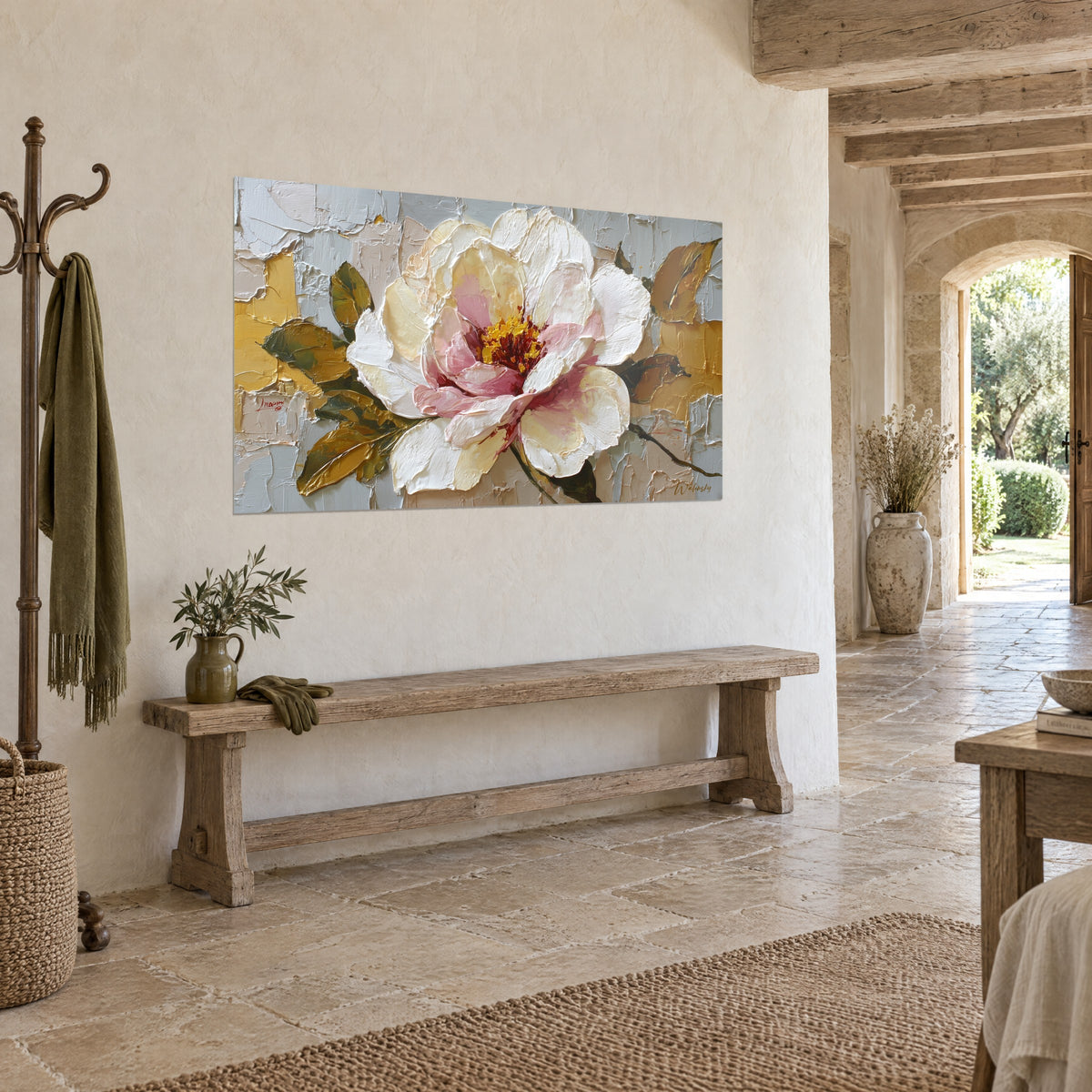 Cuadro gran flor marfil con suaves matices rosas y hojas doradas, materia densa sobre gris, vista de tres cuartos, casa de piedra