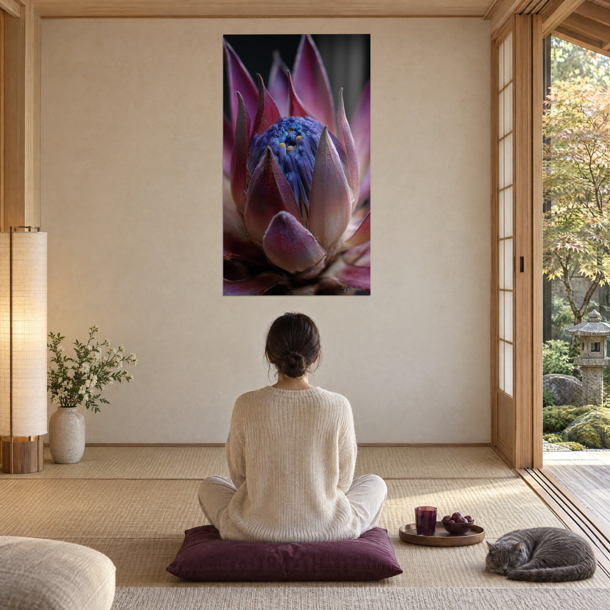 Tableau fleur exotique aux pétales framboise et au centre bleu nuit, salon zen, méditation sur coussin prune, chat gris
