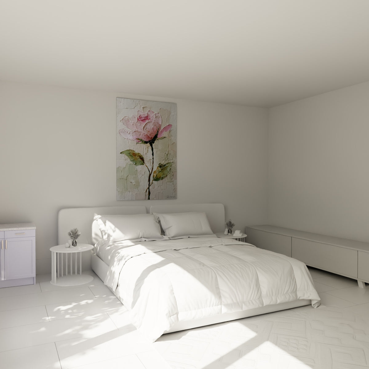 Fleur rose pâle en relief sur fond blanc cassé, accrochée au-dessus d'un lit dans une chambre claire