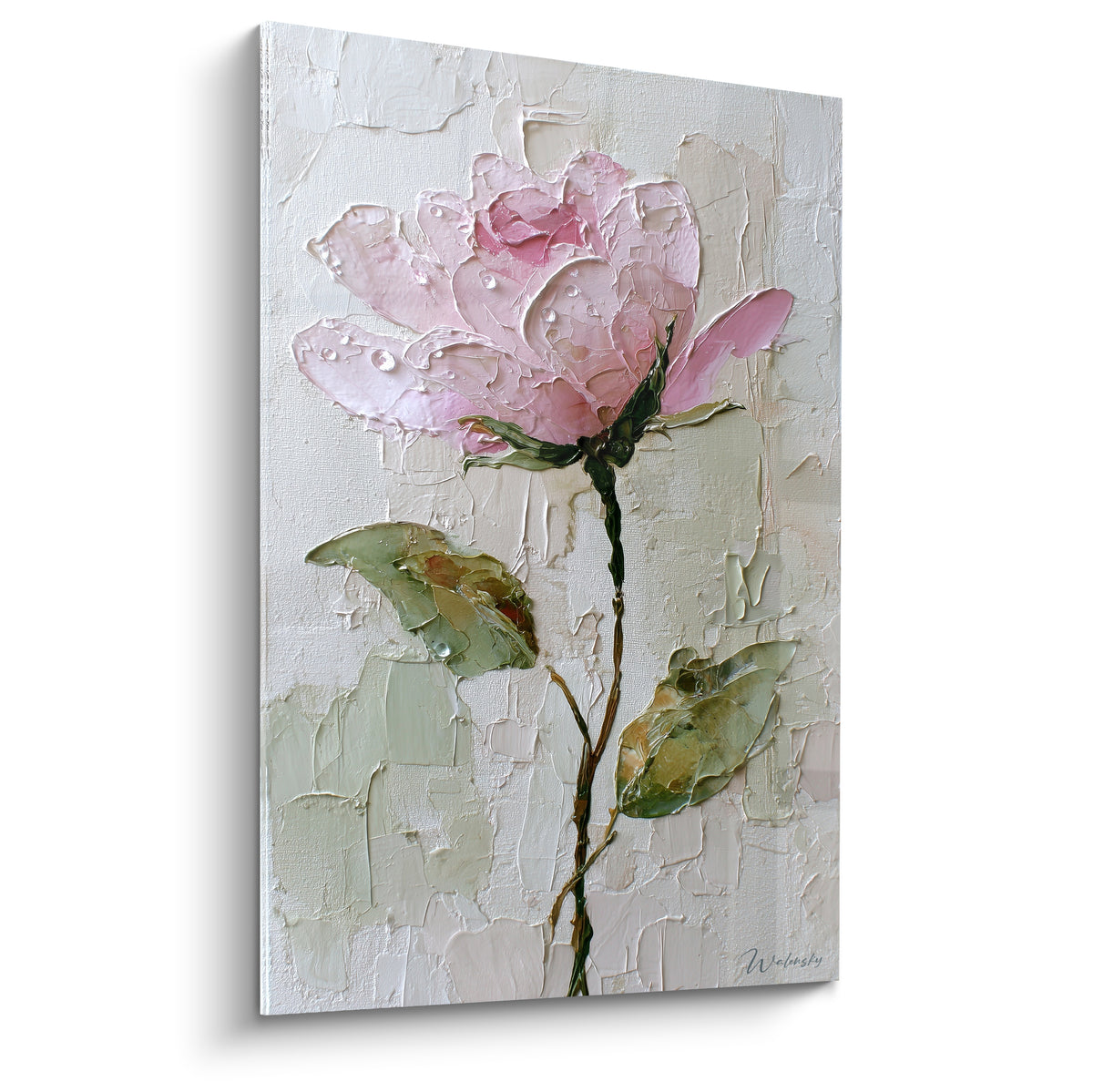 Rose rose pâle sculptée en relief, pétales texturés et feuilles vert sauge sur fond ivoire craquelé