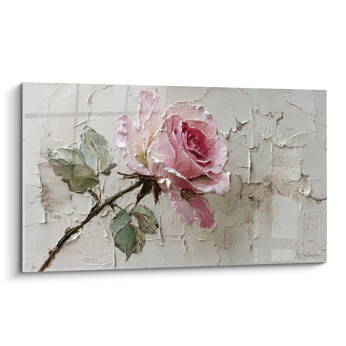 Rose rose et blanche texturée sur fond ivoire craquelé, tige épineuse et feuilles vert sauge