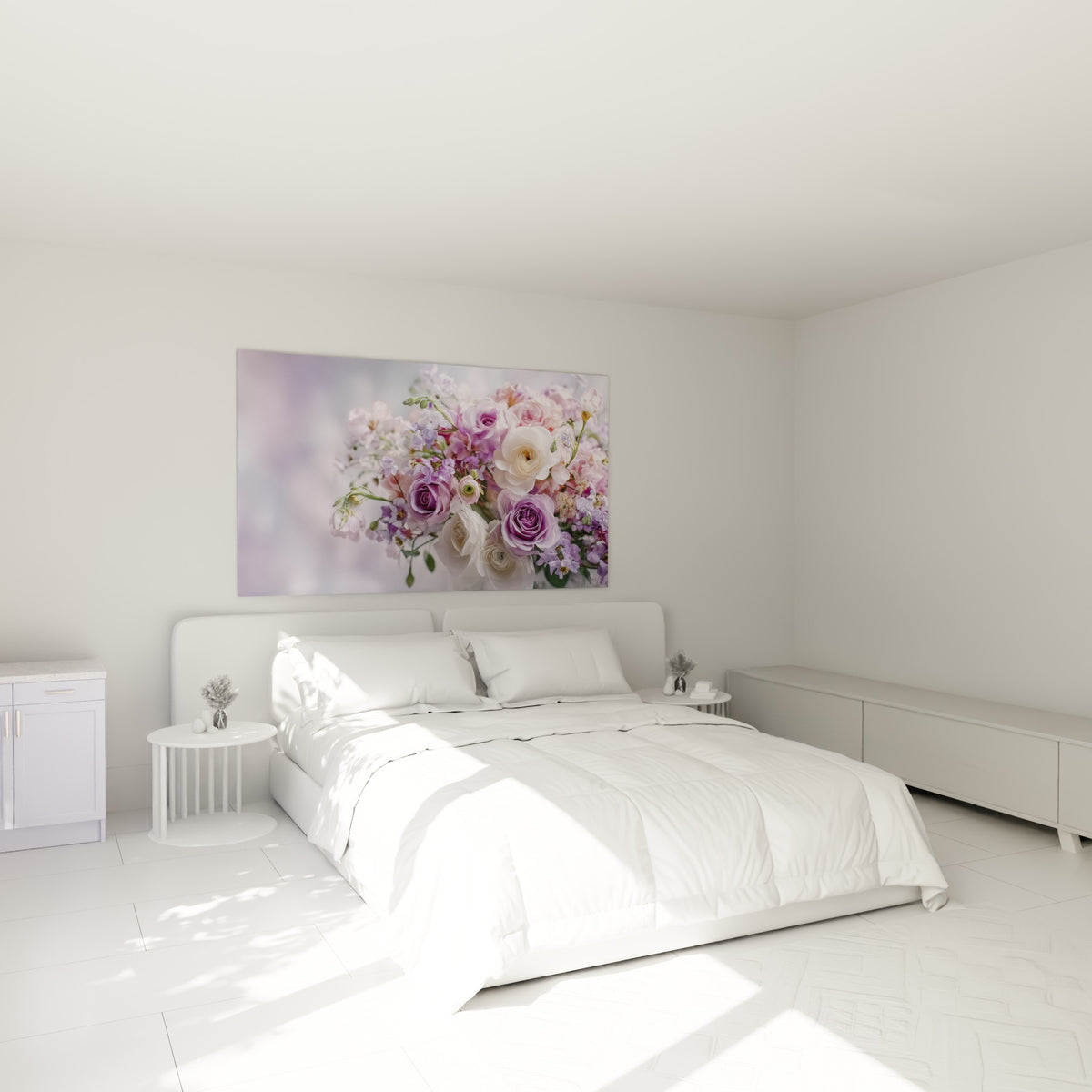 Roses mauves et blanches fleur nature délicates, accrochées au-dessus d'un lit dans une chambre claire