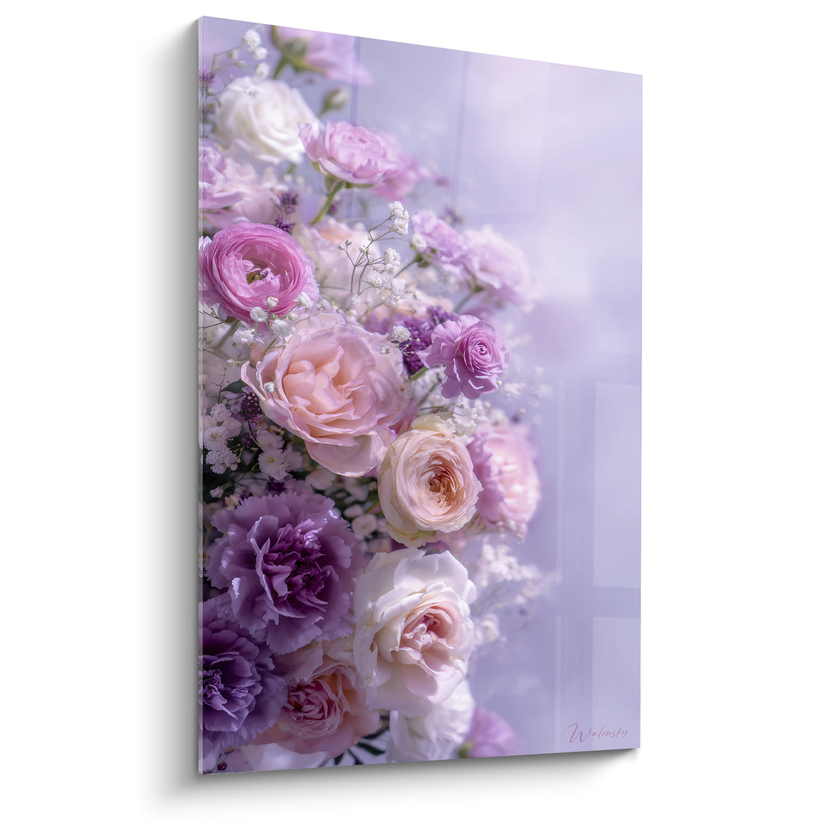 Bouquet de roses roses et mauves aux pétales veloutés sur fond lilas flouté