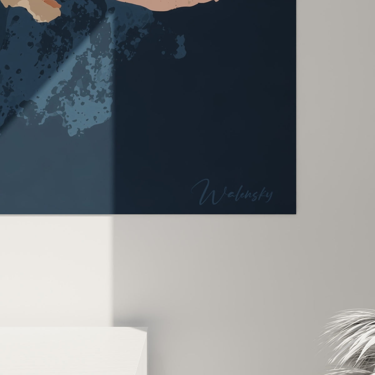 Grain pictural des pétales crème et traits bleu marine du cœur floral visibles de près sur la toile
