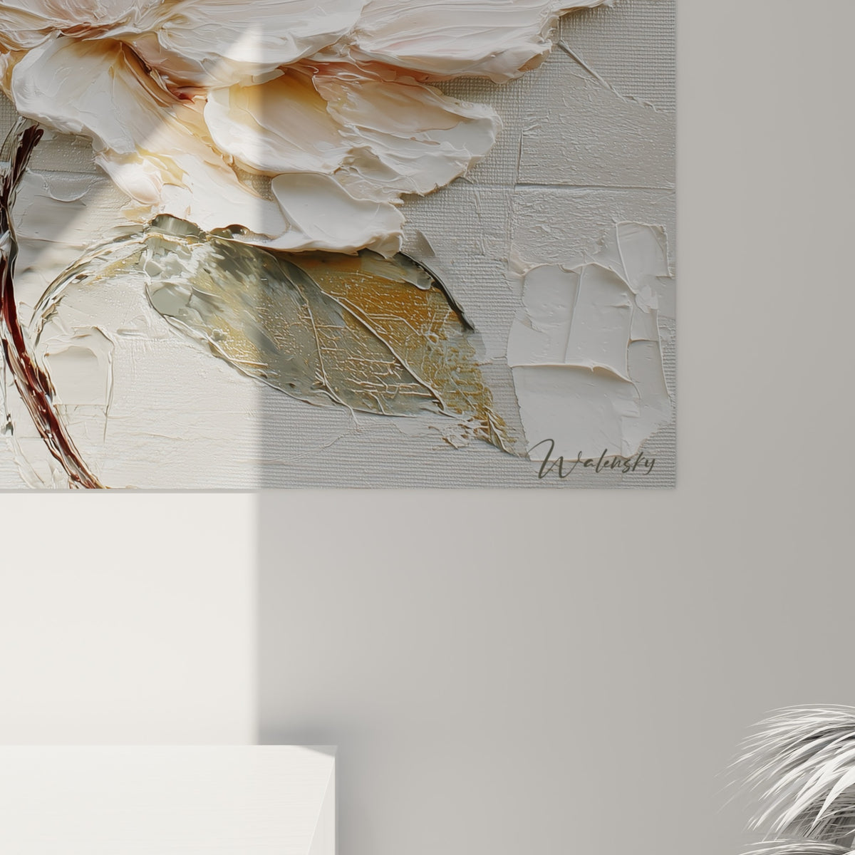 Empâtements épais de peinture blanche et dorée révélant le grain de la toile florale