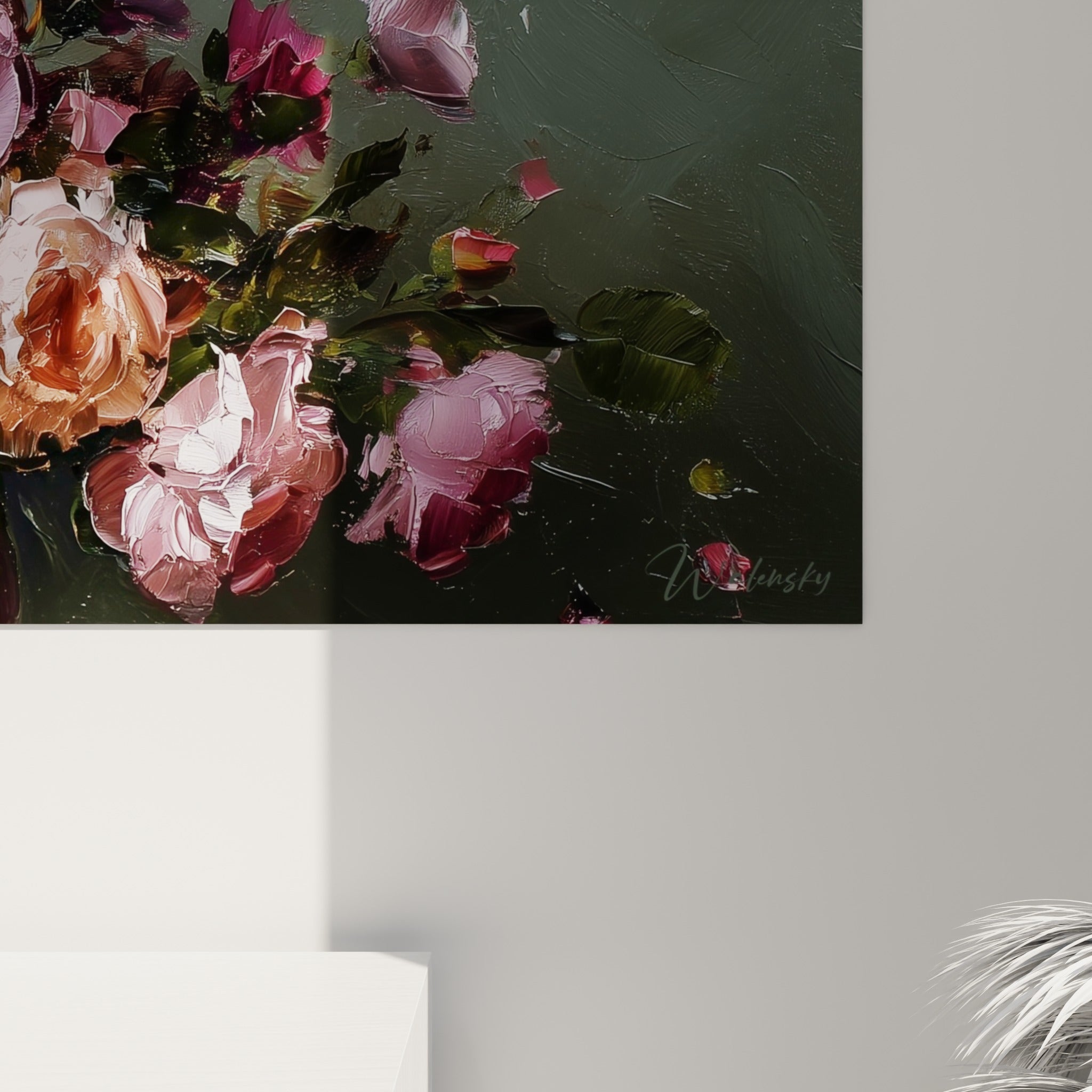 Empâtements de peinture rose et vert sauge visibles sur la toile du tableau floral