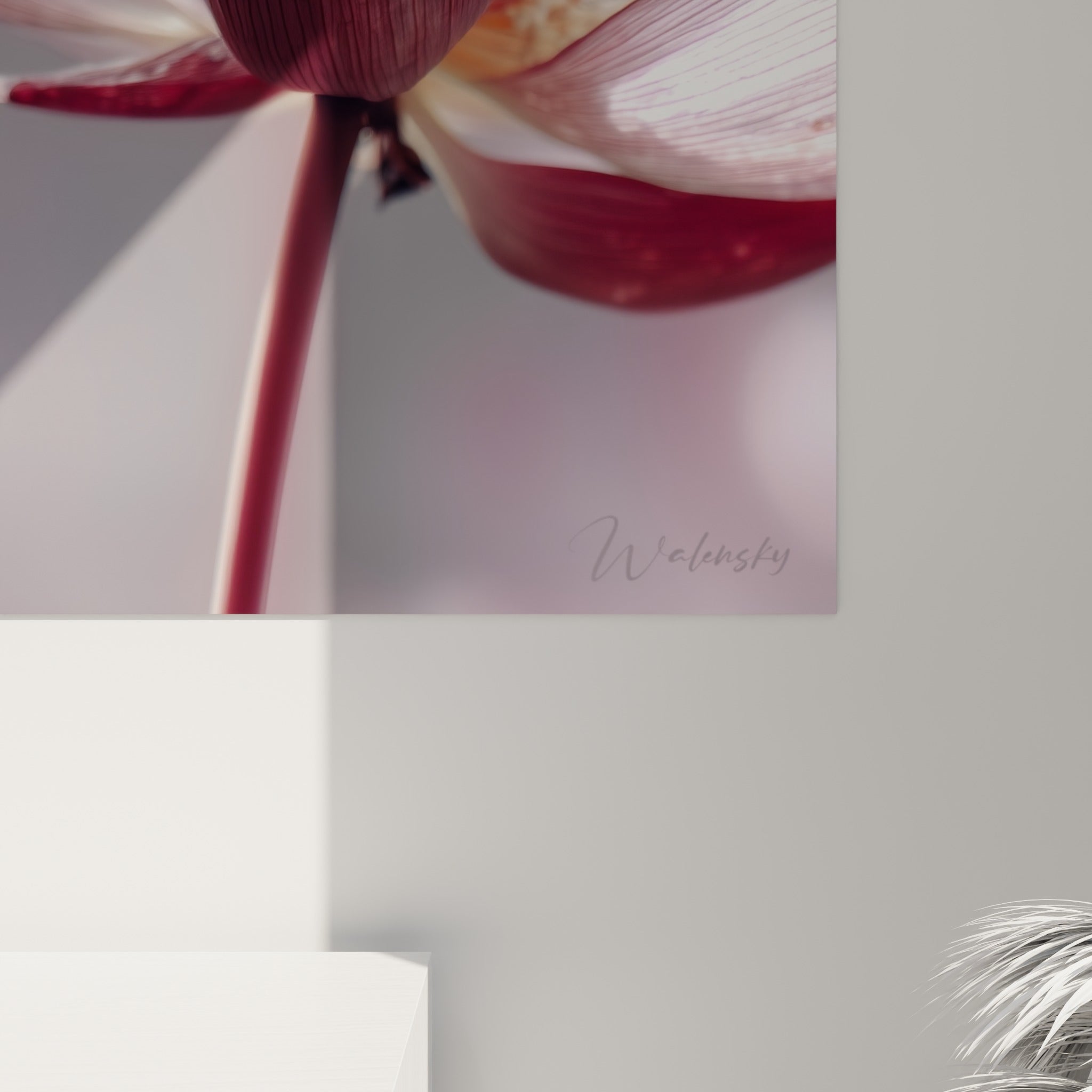 Détail des veines pourpres et du grain lumineux sur les pétales roses et gris du lotus imprimé
