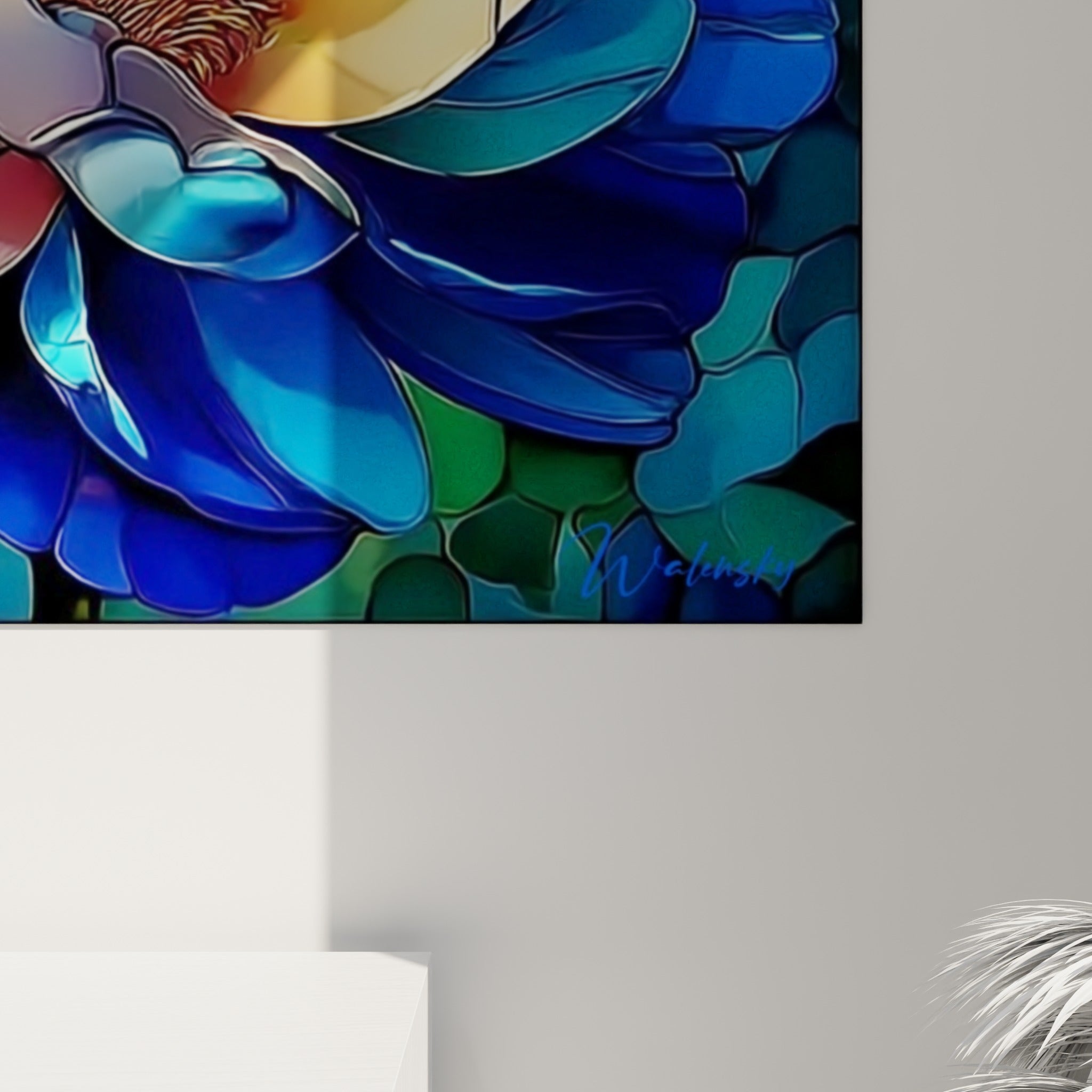 Détail des pétales bleu roi et crème, contours noirs nets, texture vitrail en gros plan