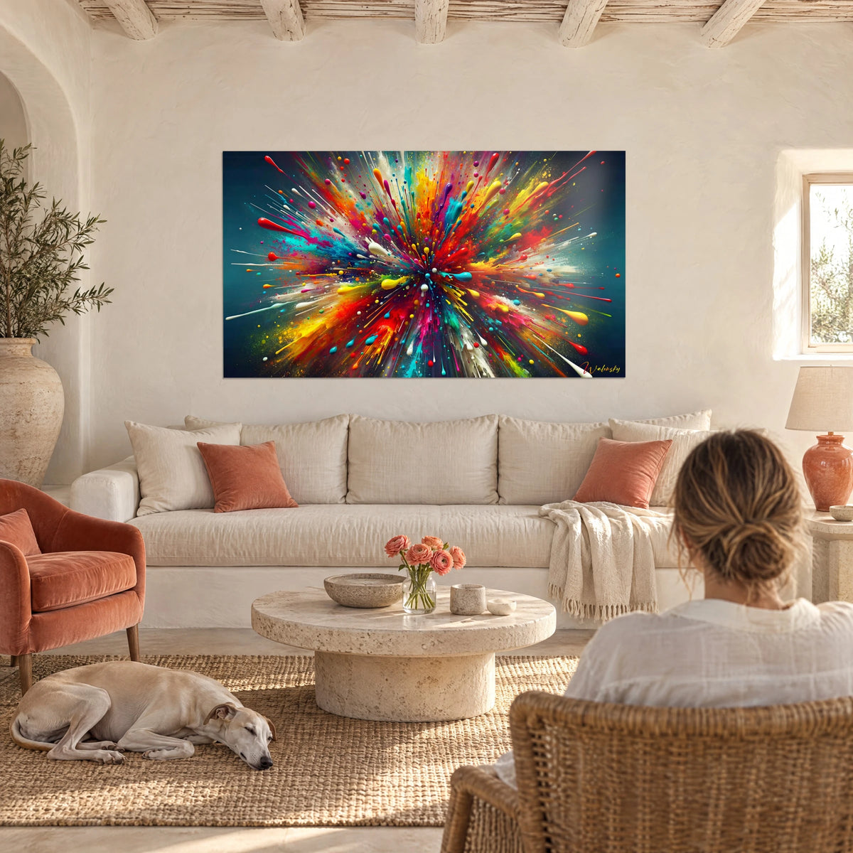 Tableau explosion de peinture rouge, jaune et turquoise, éclaboussures sur fond sarcelle, au-dessus d'un canapé dans un salon lumineux
