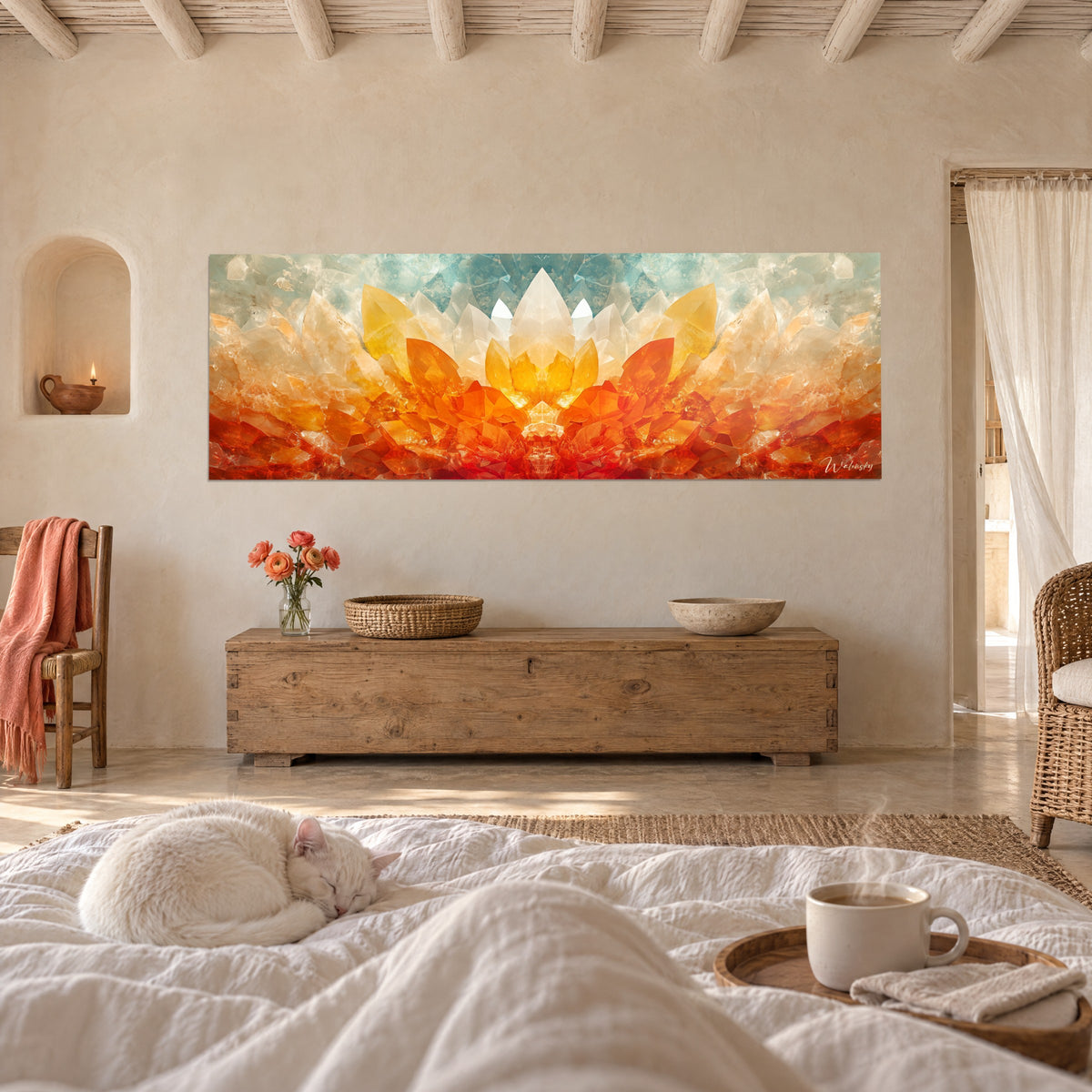 Gemälde Blütenkrone aus goldenen und orangefarbenen Quarzen über einem weißen Bett, eine zusammengerollte Katze, helles Schlafzimmer mit gekalkten Wänden