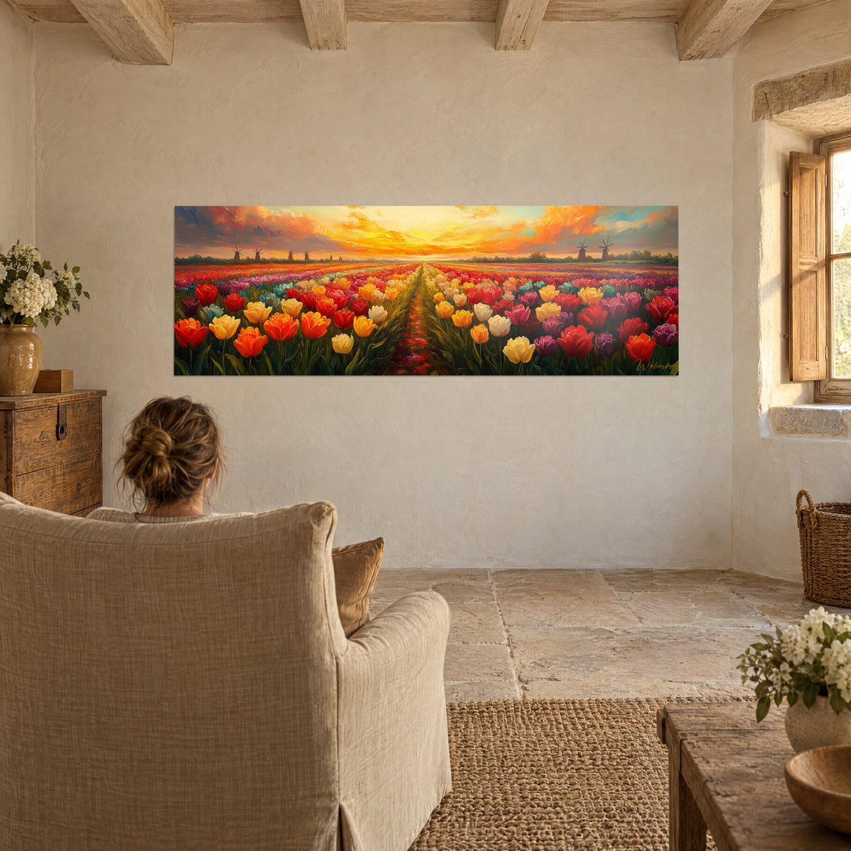 Gemälde Blumenpfad zwischen orangen und violetten Tulpen, Sonnenglanz, eine Person von hinten, beiger Sessel, Wohnzimmer