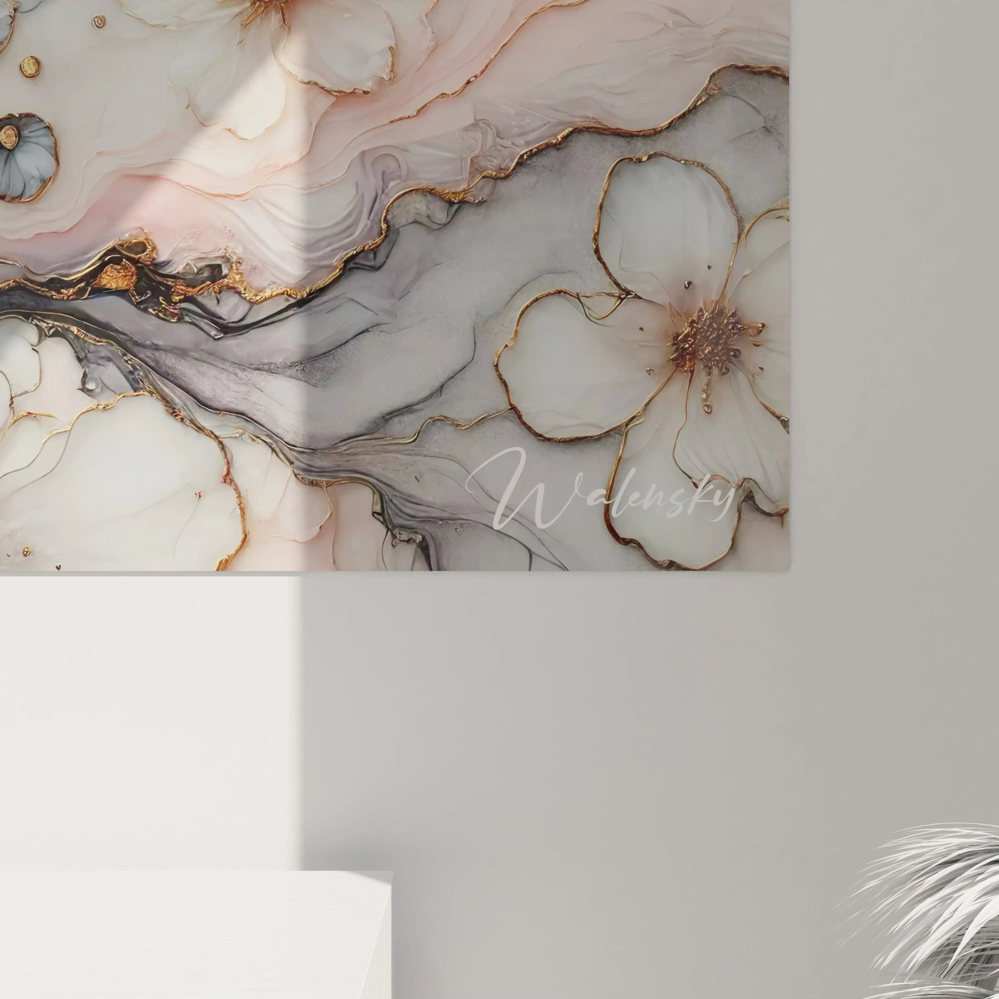 Vue rapprochée du tableau style epoxy, mettant en valeur les détails des fleurs, les veines dorées et les couches translucides créant un effet de profondeur et de fluidité dans l’œuvre.