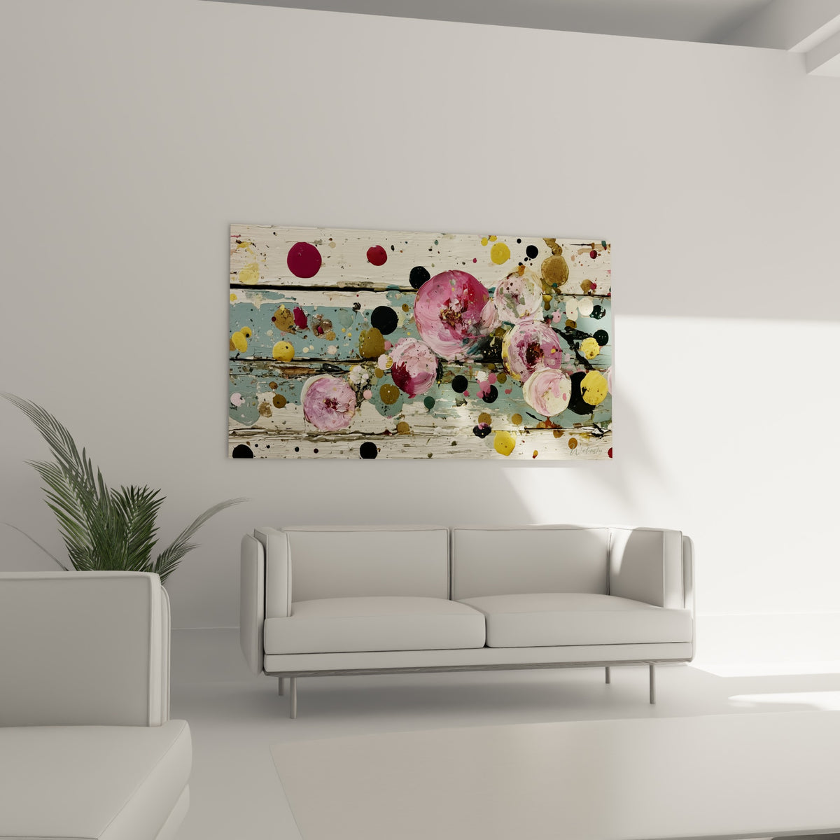 Roses vibrantes en magenta et rose sur planches bleu pastel, au-dessus d'un canapé dans un salon lumineux