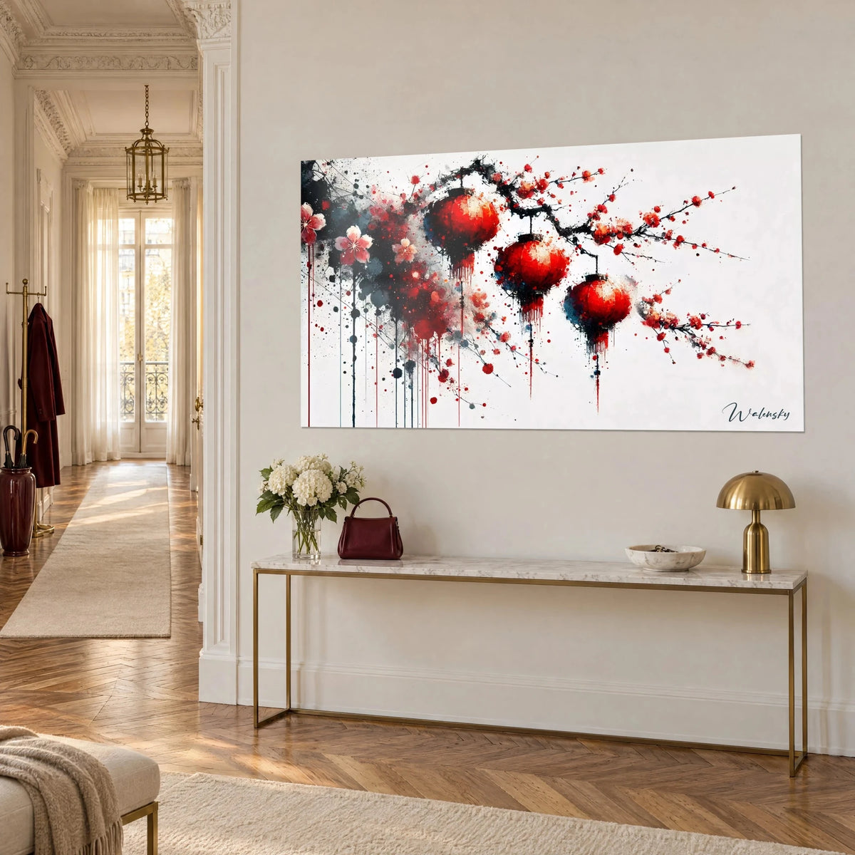 Quadro con ramo di prugno in fiore e tre lampioncini scarlatti schizzati di inchiostro nero, su una parete beige di un appartamento haussmanniano