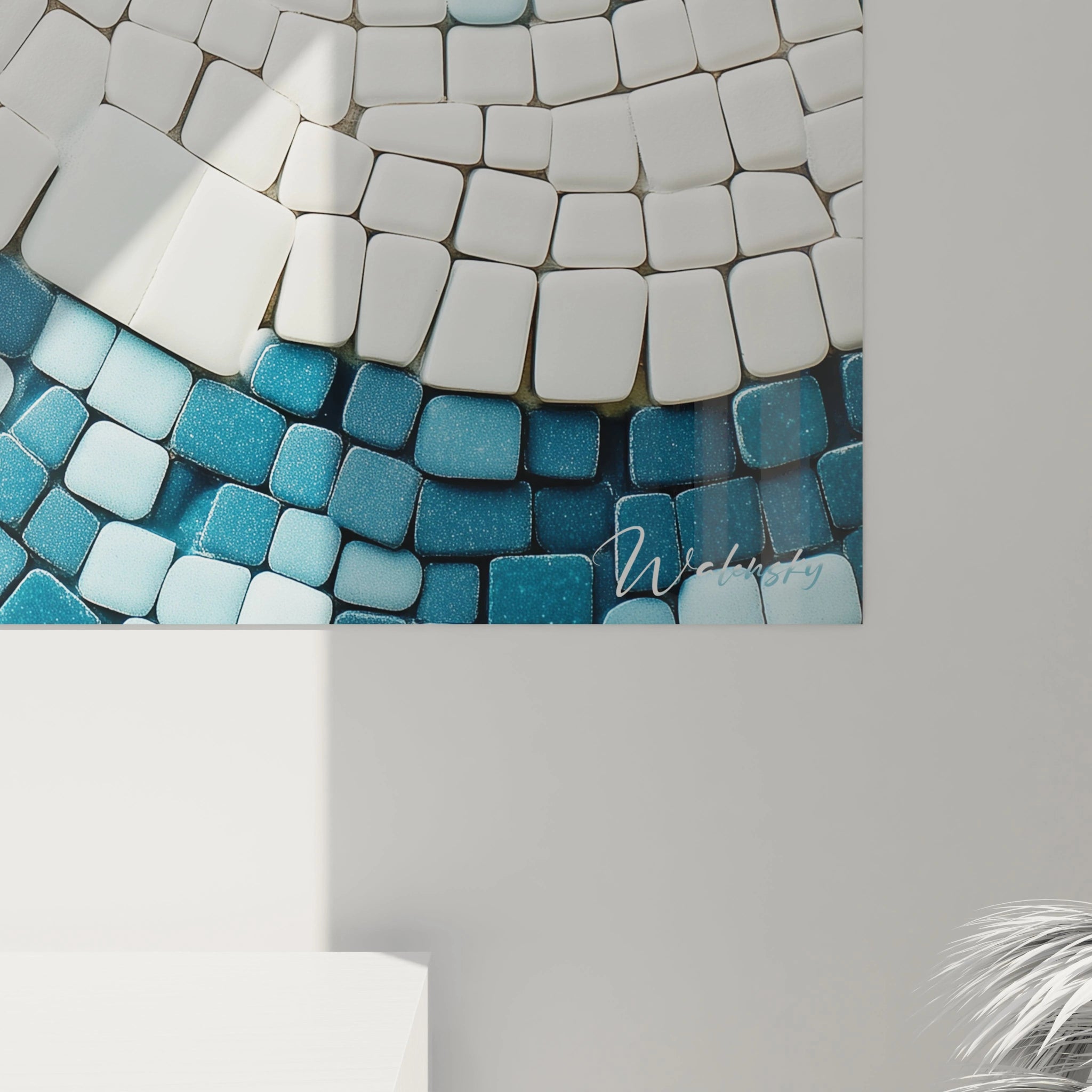 Un tableau mosaïque abstrait aquatique composé de minuscules carreaux disposés en arcs concentriques, utilisant un camaïeu de bleus et de blancs pour créer une illusion de mouvement ondoyant avec une texture en relief qui change d'aspect selon l'angle de vue.
