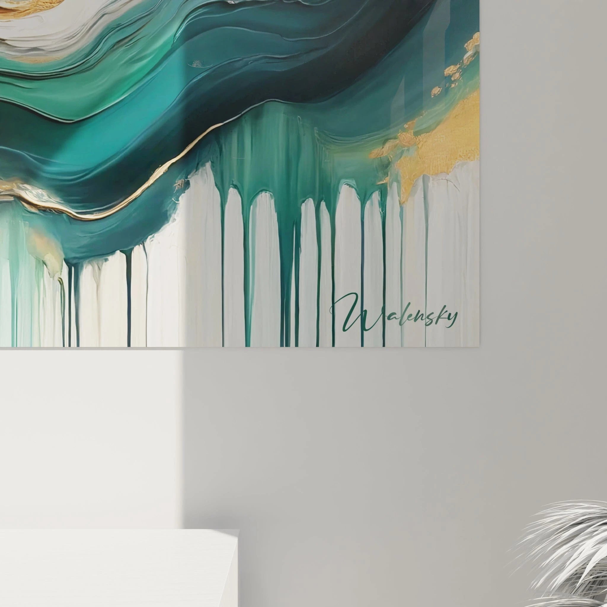 Un tableau abstrait de formations sédimentaires liquides. Utilise une palette de vert profond, or métallisé, blanc crémeux et beige ambré. La texture présente des applications de peinture en couches superposées créant un effet de relief tridimensionnel, avec des sections aux bords nets, des inclusions métalliques et des écoulements verticaux qui suggèrent un mouvement de haut en bas.