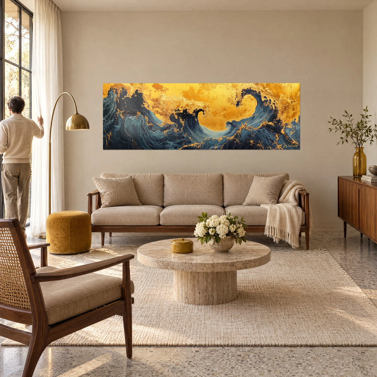 Cuadro de olas índigo enroscadas sobre un cielo dorado azafrán, salpicaduras ocre, pareja de espaldas, encima de un sofá en un salón luminoso