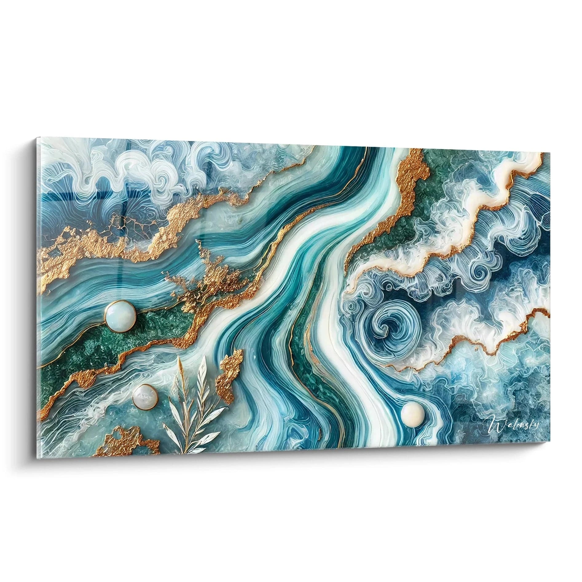 Vue du tableau de biais, ses tourbillons bleus et dorés créent une dynamique fluide. Le contraste des vagues et des éclats dorés évoque l’énergie des océans dans un style épuré et contemporain tableau style epoxy.