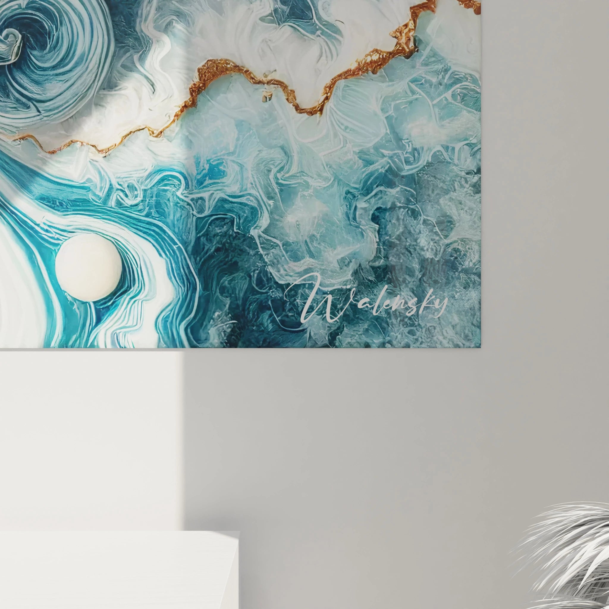 Zoom sur les détails du tableau, ses vagues tourmentées et ses nuances de bleu créent une profondeur saisissante. Les éclats dorés font écho à l’énergie de l’océan dans un style époxy unique tableau style epoxy.
