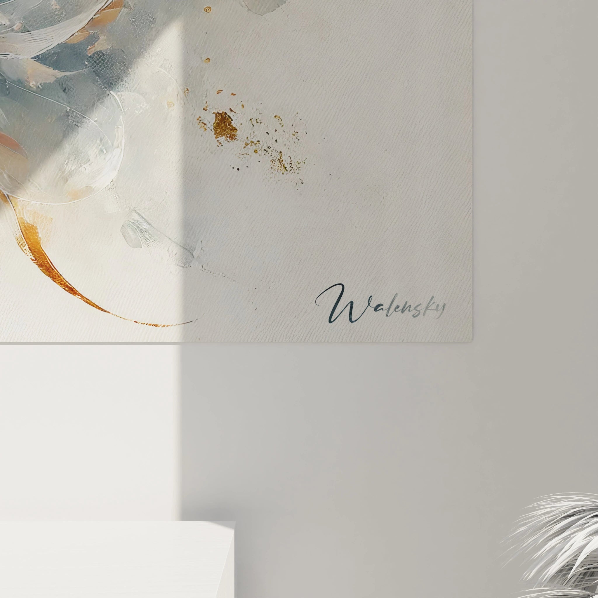 En gros plan, le tableau calamar geant révèle des détails fascinants et des éclats dorés, capturant l'harmonie entre le réalisme et l'abstraction marine de l'œuvre.