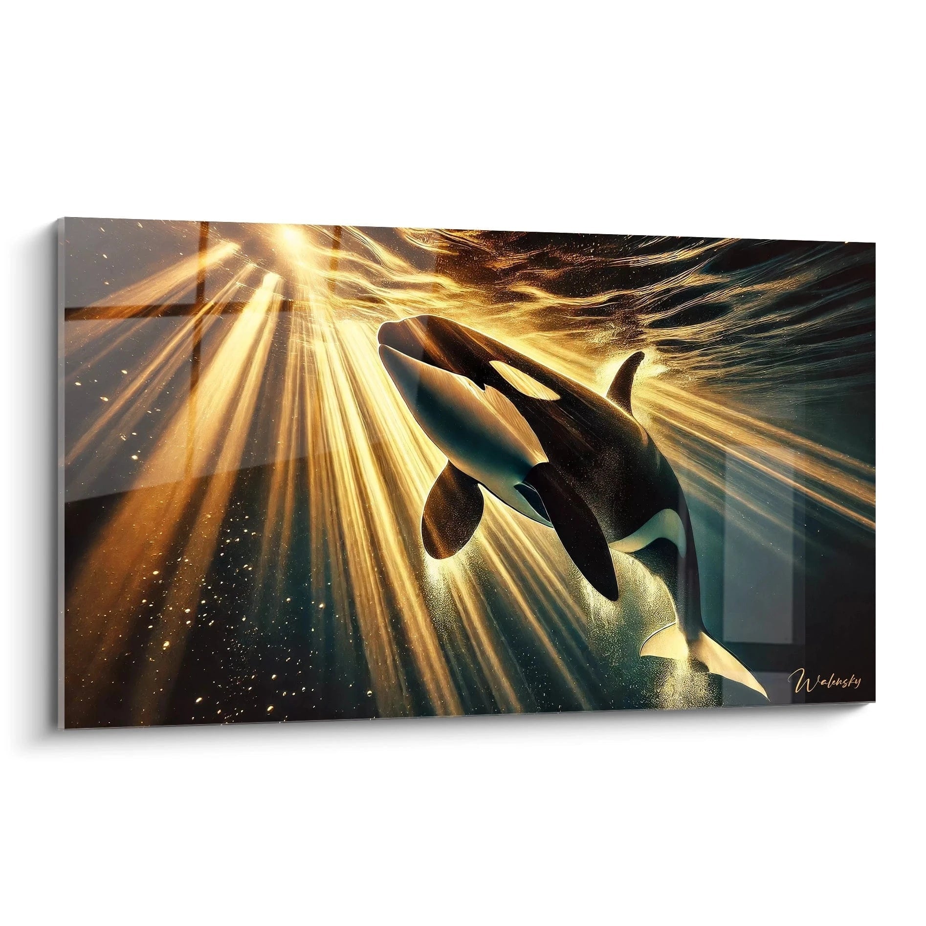 Ce tableau orque révèle une orque nageant dans un océan doré, mettant en avant son élégance. La lumière joue un rôle clé, créant une ambiance mystique et captivante.