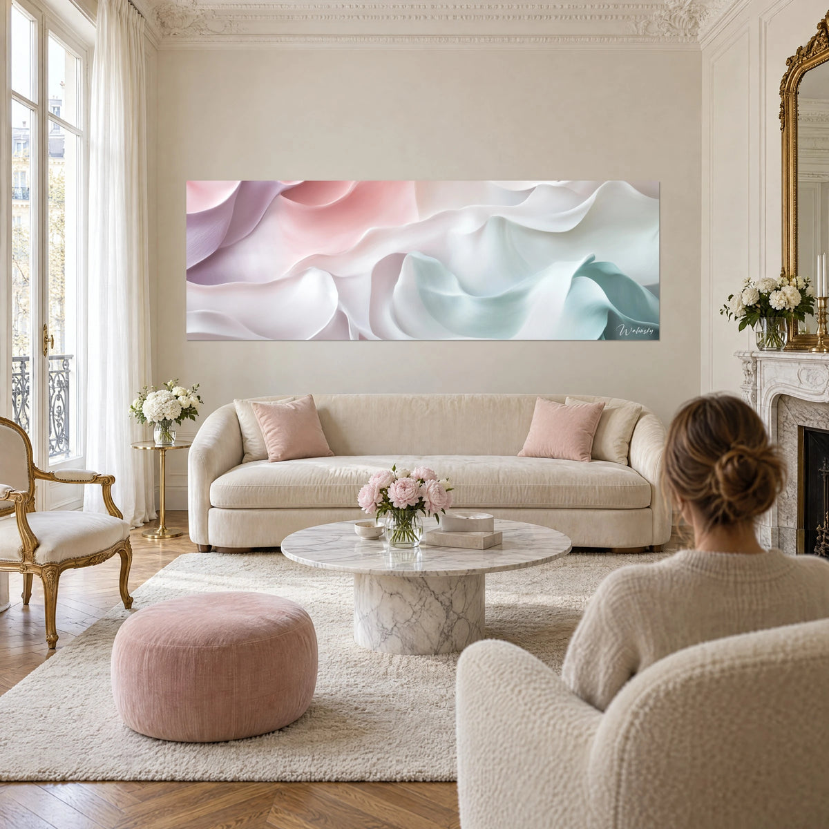 Schilderij van vloeiende zijde in lila, poederroze en parelwit, met twee groenblauwe golven, boven een bank in een lichte woonkamer