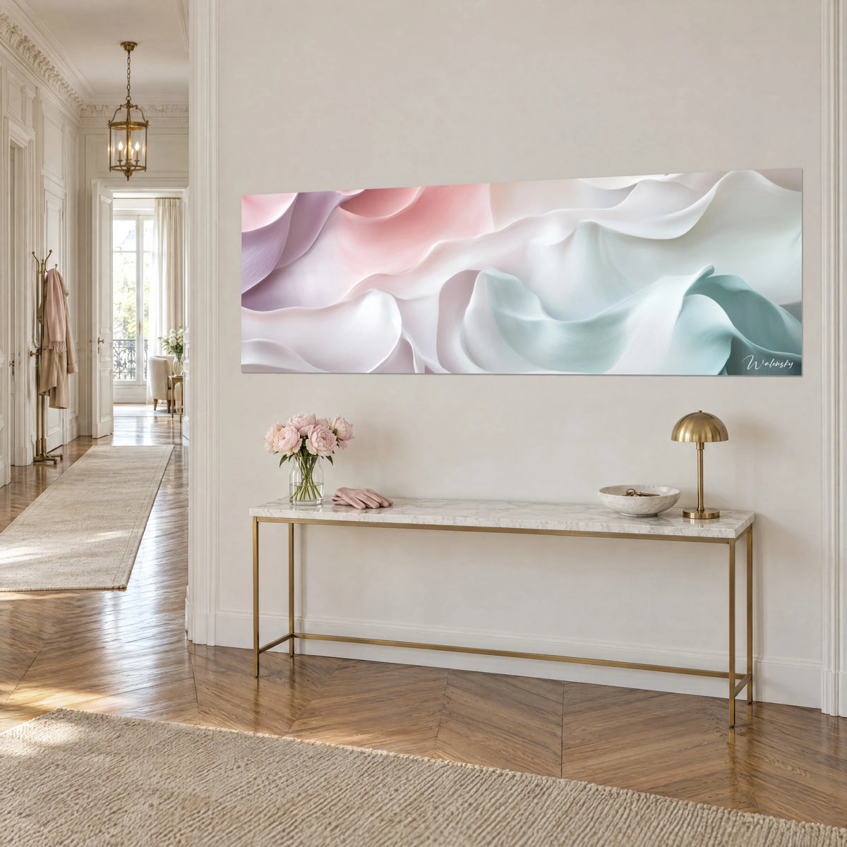 Schilderij met golvende lichtroze en zeegroene bloemblaadjes, panoramisch, op een vergulde console in een gang in Haussmann-stijl