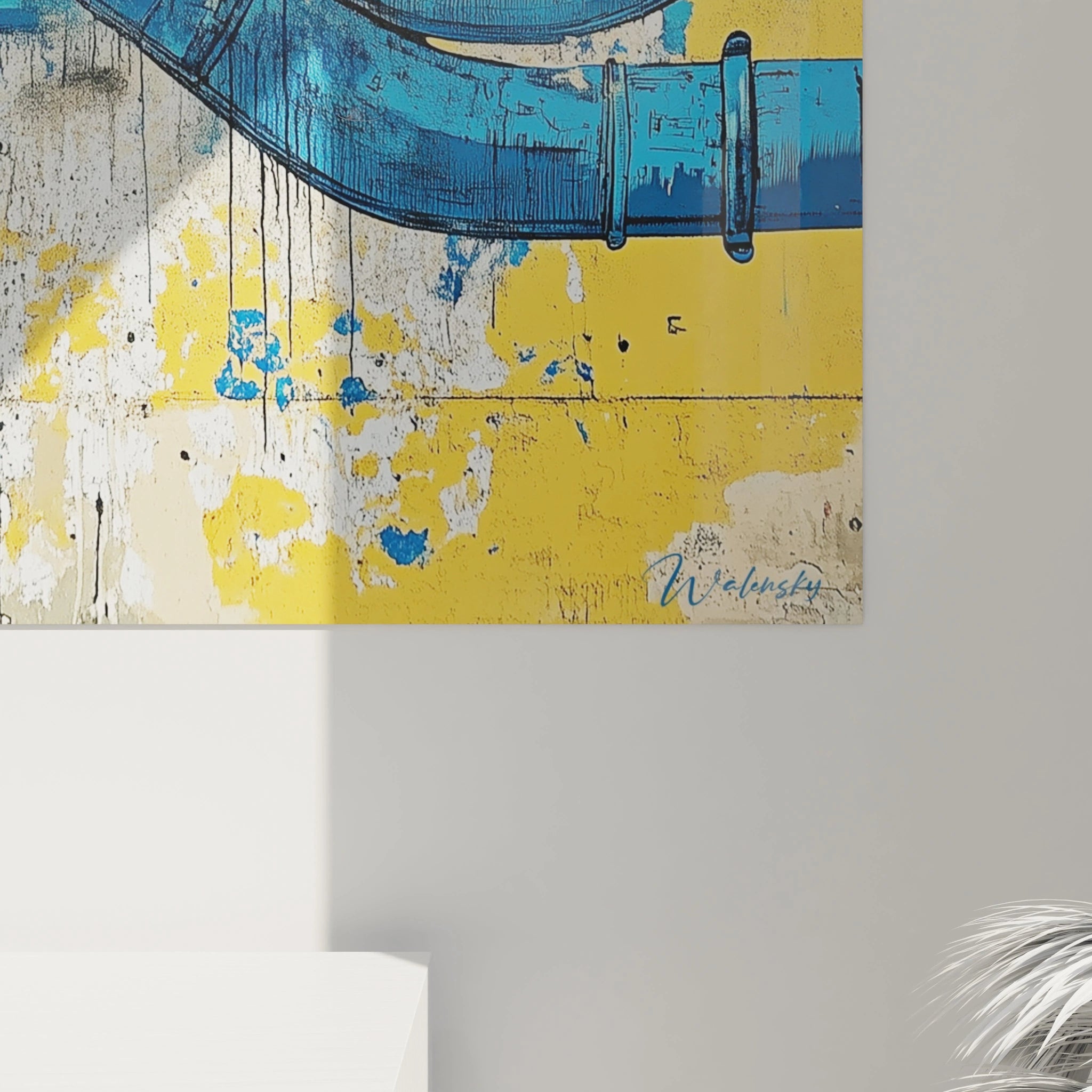 Un tableau street art représentant des conduits d'eau bleus en mouvement sur une surface jaune détériorée, mêlant graphisme technique et texture murale usée, avec touches de rose et noir qui accentuent la profondeur urbaine.