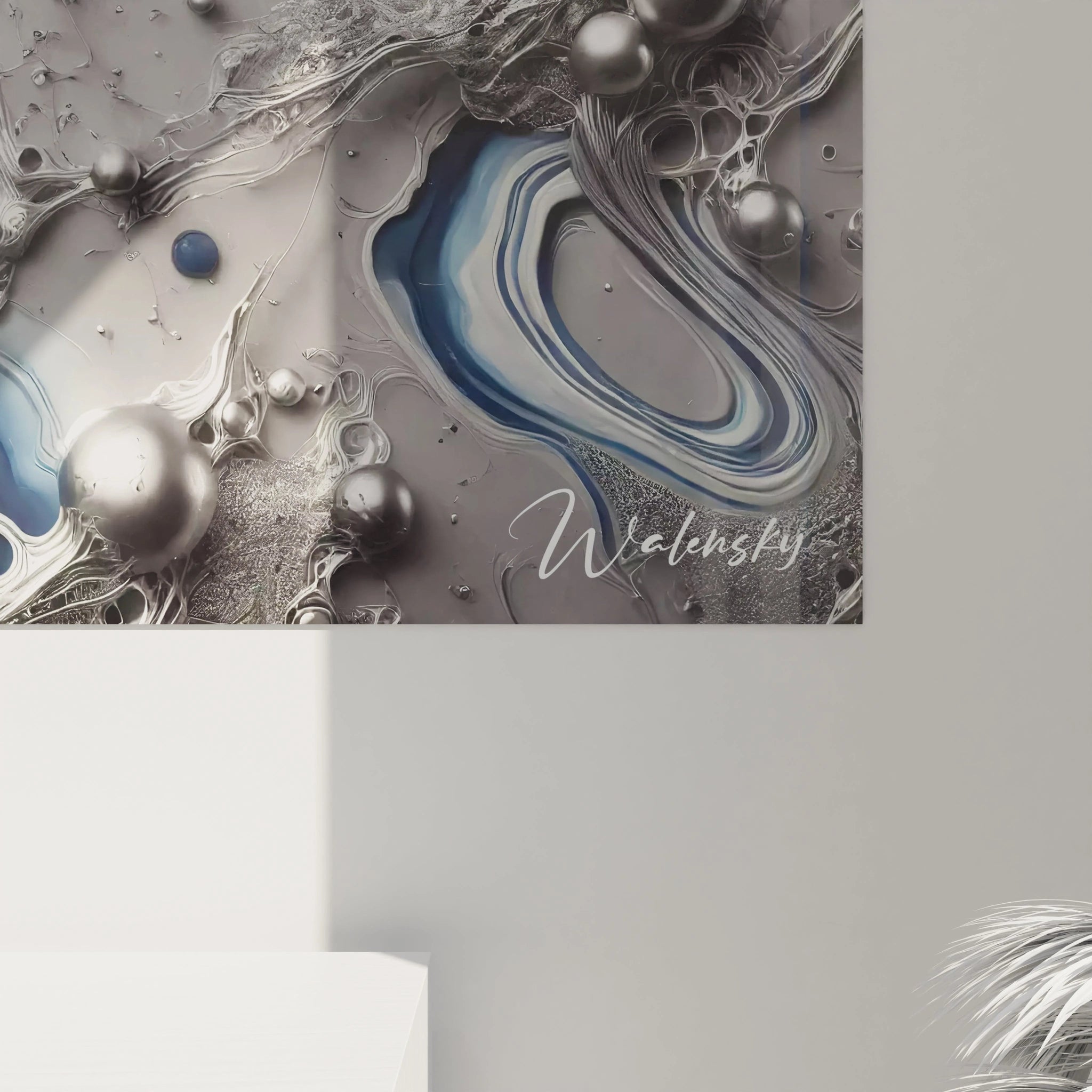 Zoom sur les sphères métalliques et les motifs organiques du tableau style epoxy. Les textures en relief et les nuances de bleu et d'argent créent un effet de profondeur impressionnant.