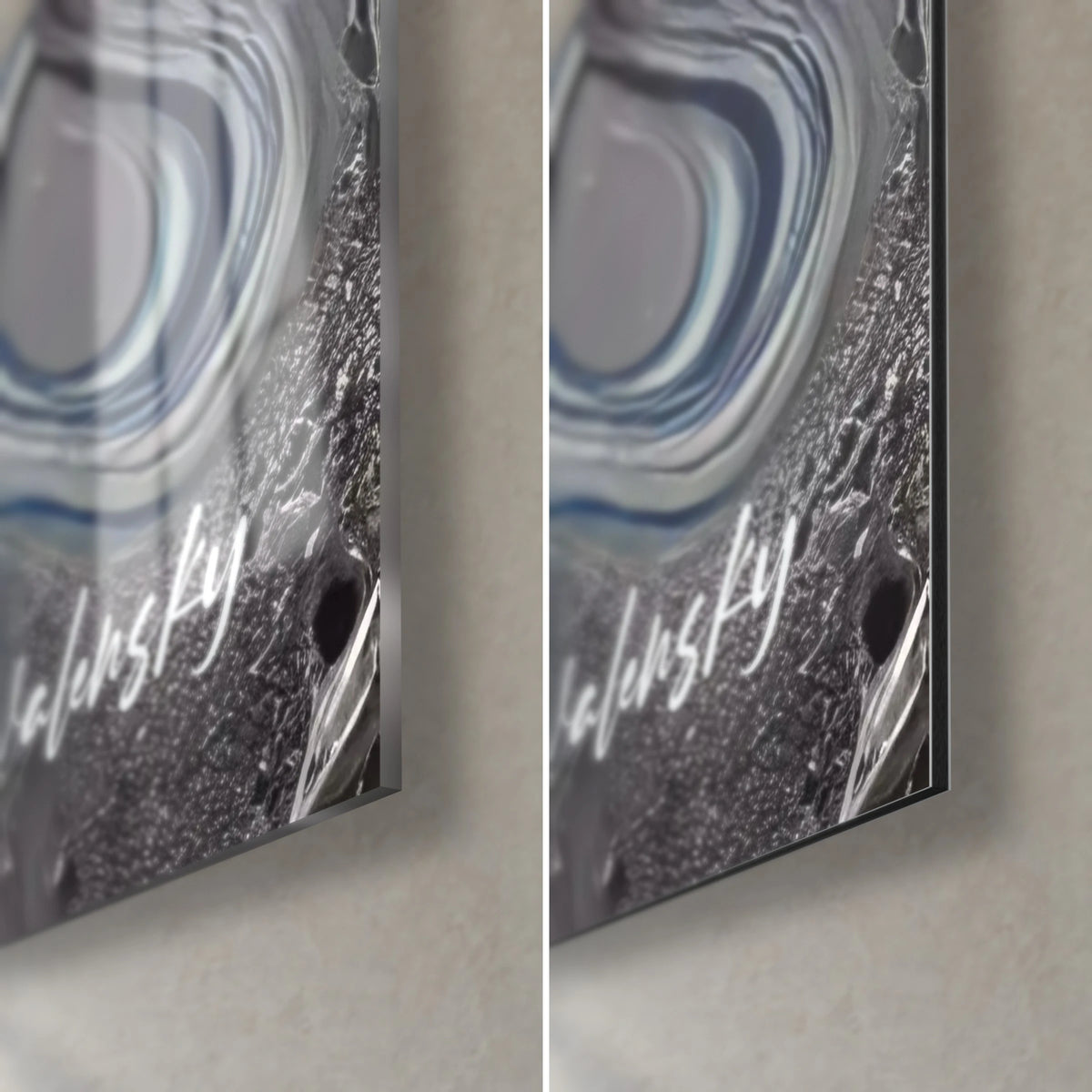 Schilderij met kobaltblauwe en zilvergrijze marmering, rechter onderhoek: glanzend acrylglas links, mat Dibond rechts, rand van 3 mm