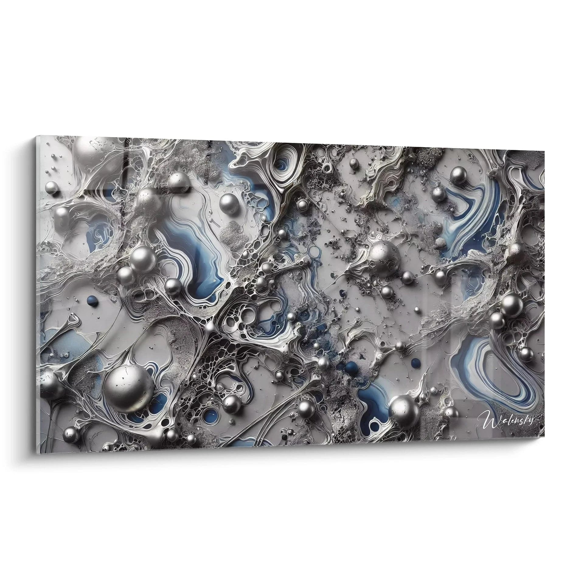 Vue en biais du tableau style epoxy avec ses sphères argentées et courbes sinueuses. Une profondeur cosmique qui capte la lumière, comme une galaxie lointaine figée dans le temps.