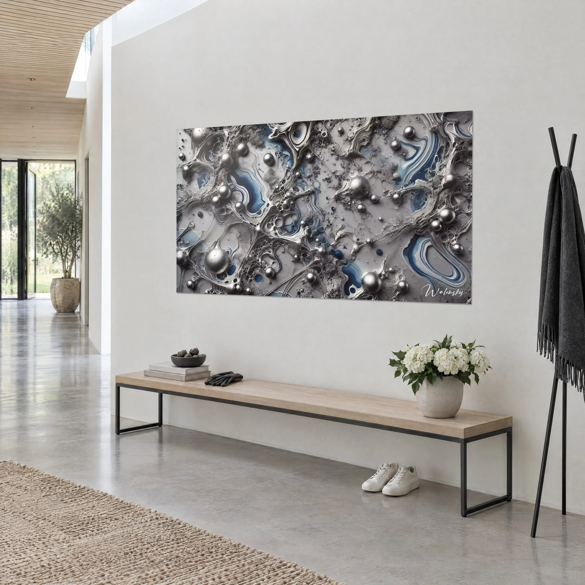Schilderij met zilverkleurige metallic stroom, middernachtblauwe druipsporen en verchroomde kralen in reliëf, aan een witte muur, driekwart zicht