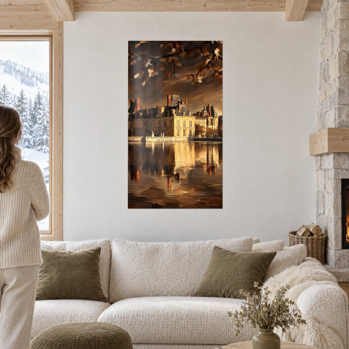 Quadro castello beige con tetti in ardesia riflessi nell'acqua ambrata, rami dorati in alto, sopra un divano in un soggiorno luminoso