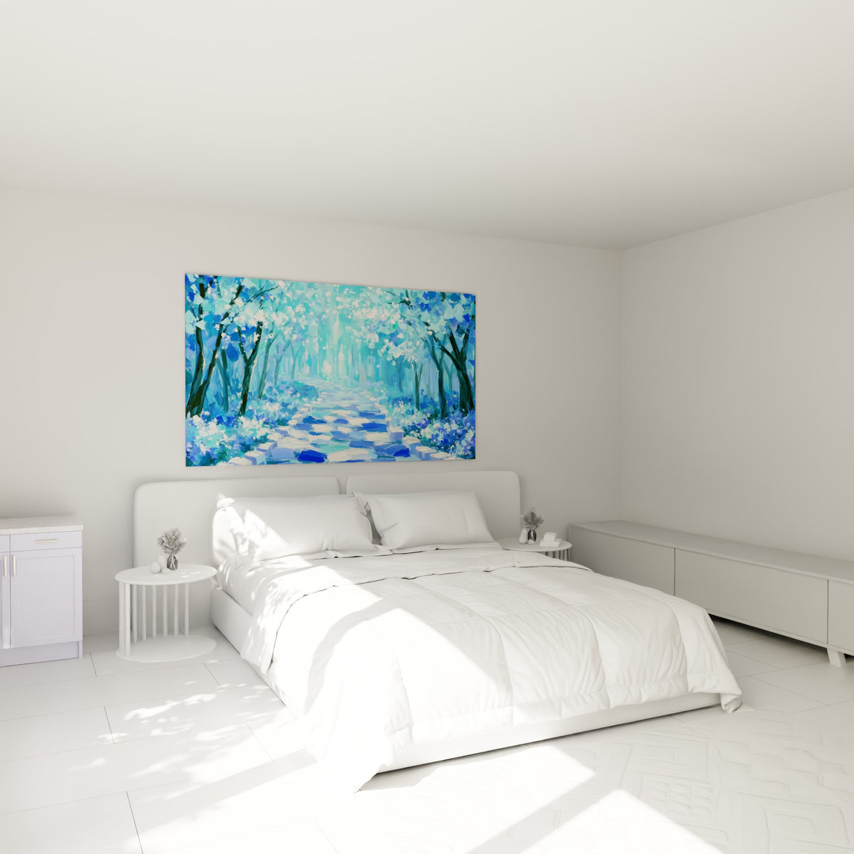 Clairière bleu turquoise et blanc cassé accrochée au-dessus d'un lit dans une chambre claire