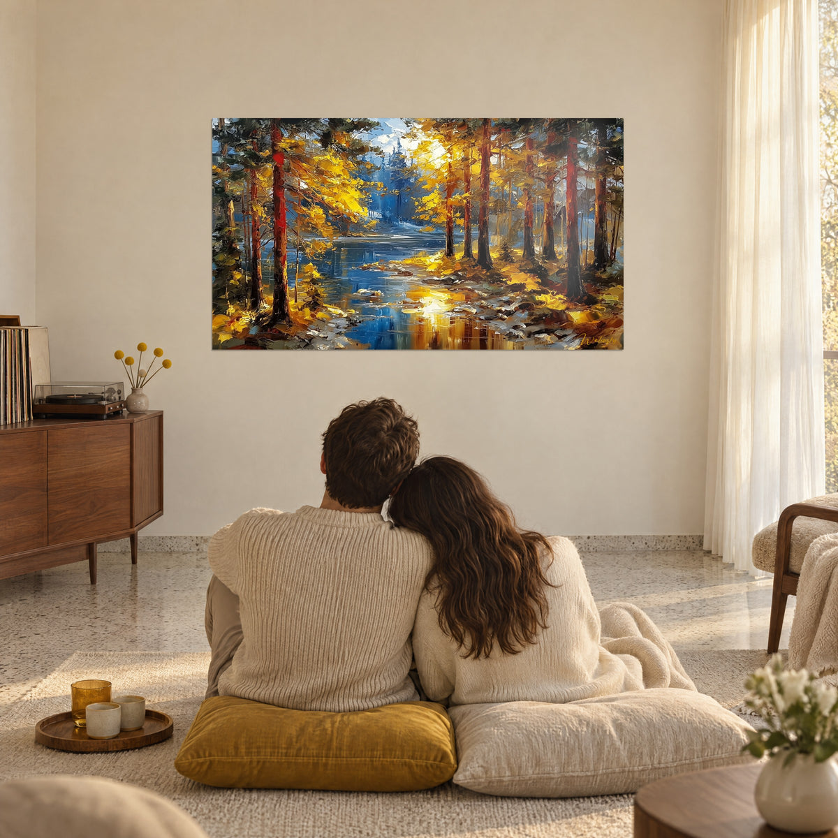 Tableau cadre forestier gorgé d'or, troncs vermillon et rivière bleu nuit en reflets, couple enlacé de dos assis sur des coussins moutarde