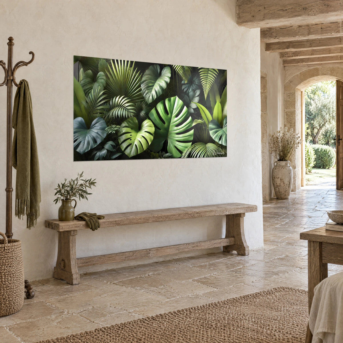 Gemälde riesige Monstera mit dunklen Einschnitten, umgeben von smaragdgrünen Palmwedeln und Farnen, beige Steinwand, Ansicht aus Dreiviertelperspektive