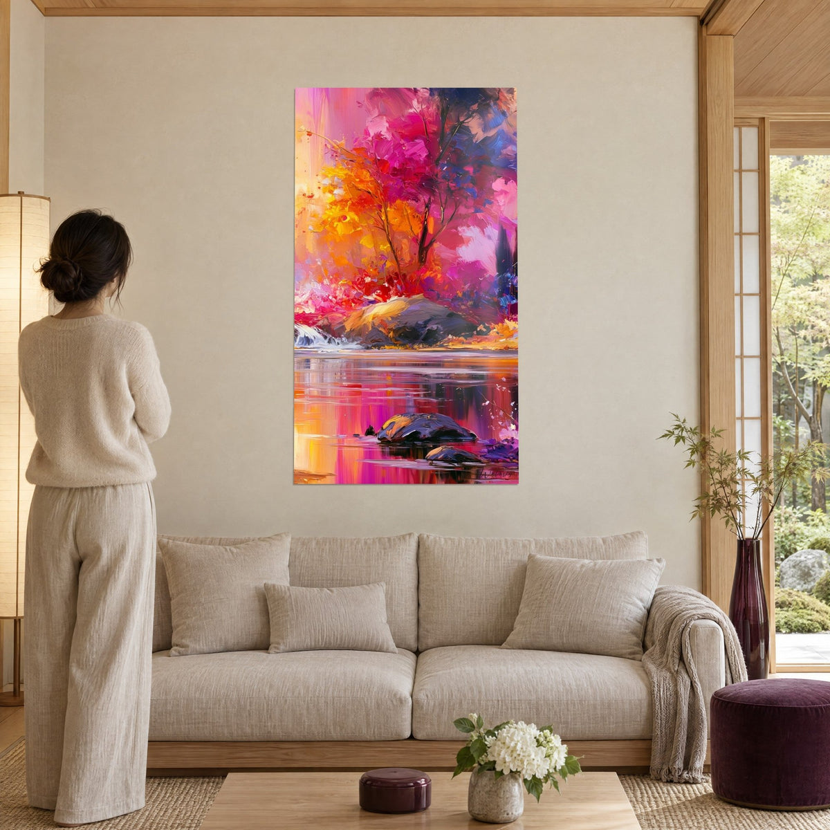 Quadro acero ardente in rosa fucsia e arancio, riflessi a specchio sull'acqua, sopra un divano in un soggiorno luminoso