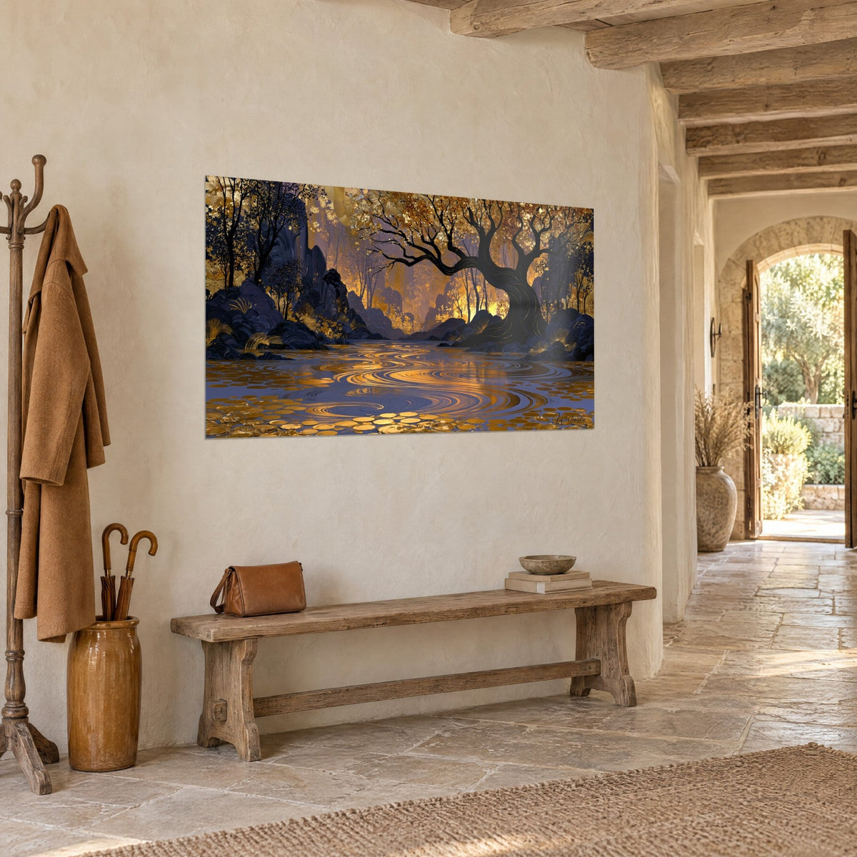 Quadro foresta autunnale in oro e indaco, tronco nero contorto e pozza scintillante, ingresso in pietra ad arco, panca in legno