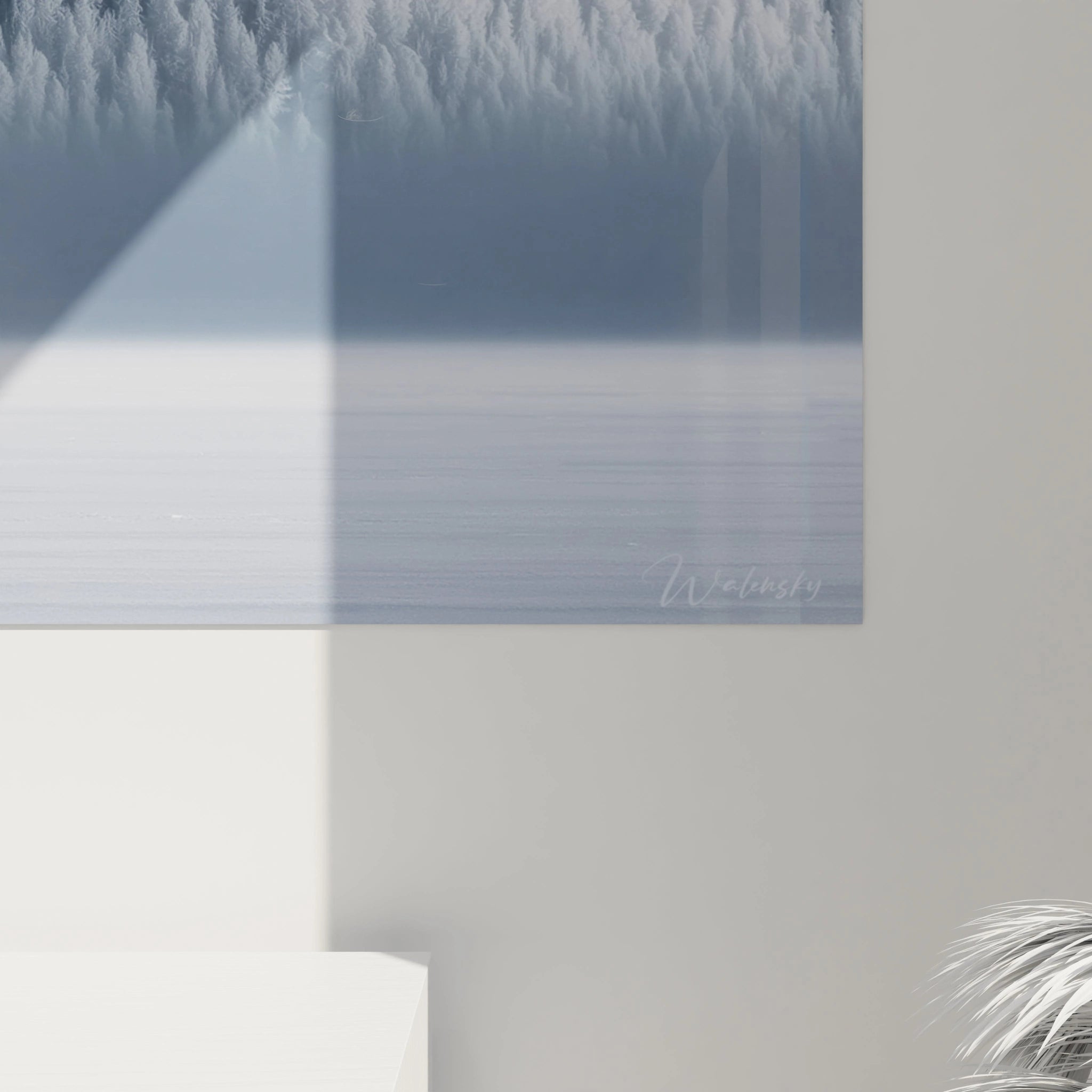 tableau forêt hiver Walensky mural minimaliste avec arbres enneigés brume et lumière douce