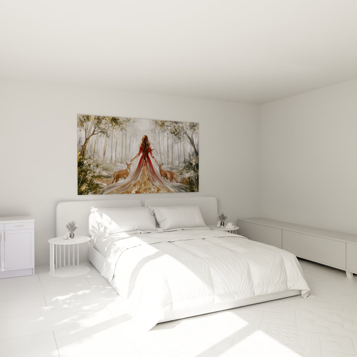 Silhouette vêtue de rouge et robe dorée traînante accrochée au-dessus d'un lit dans une chambre claire