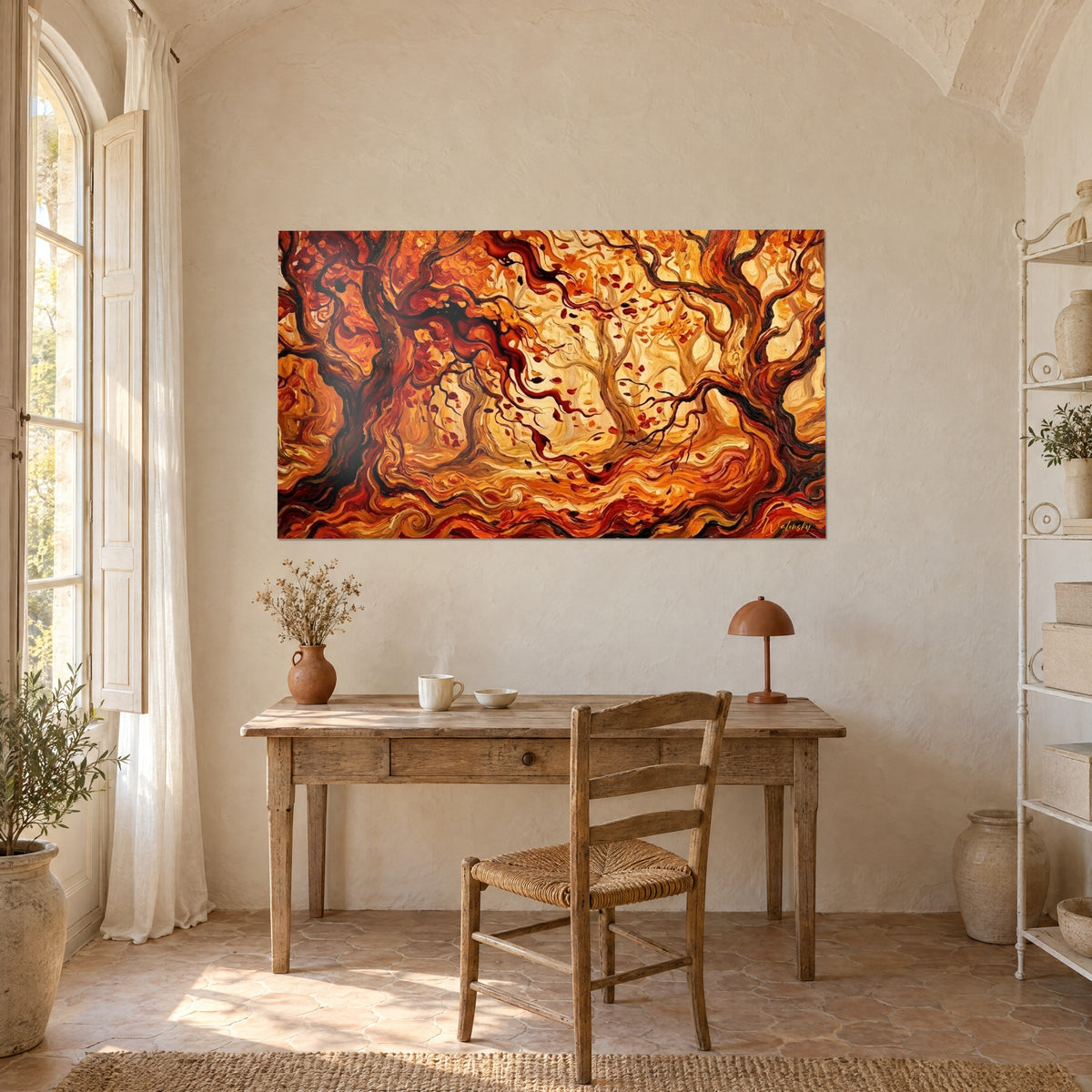 Tableau chênes torsadés en pâte épaisse ambre et bordeaux, ciel doré, accroché au-dessus d'un bureau en bois dans un mas