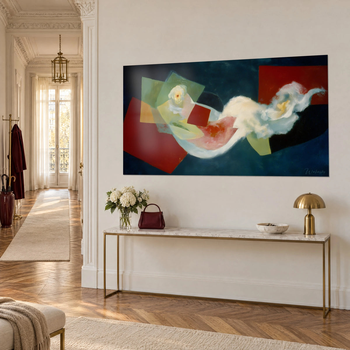 Tableau composition abstraite aux plans vert sauge et jaune ocre, nuage crème tourbillonnant, vue de trois-quarts sur console dorée haussmannienne