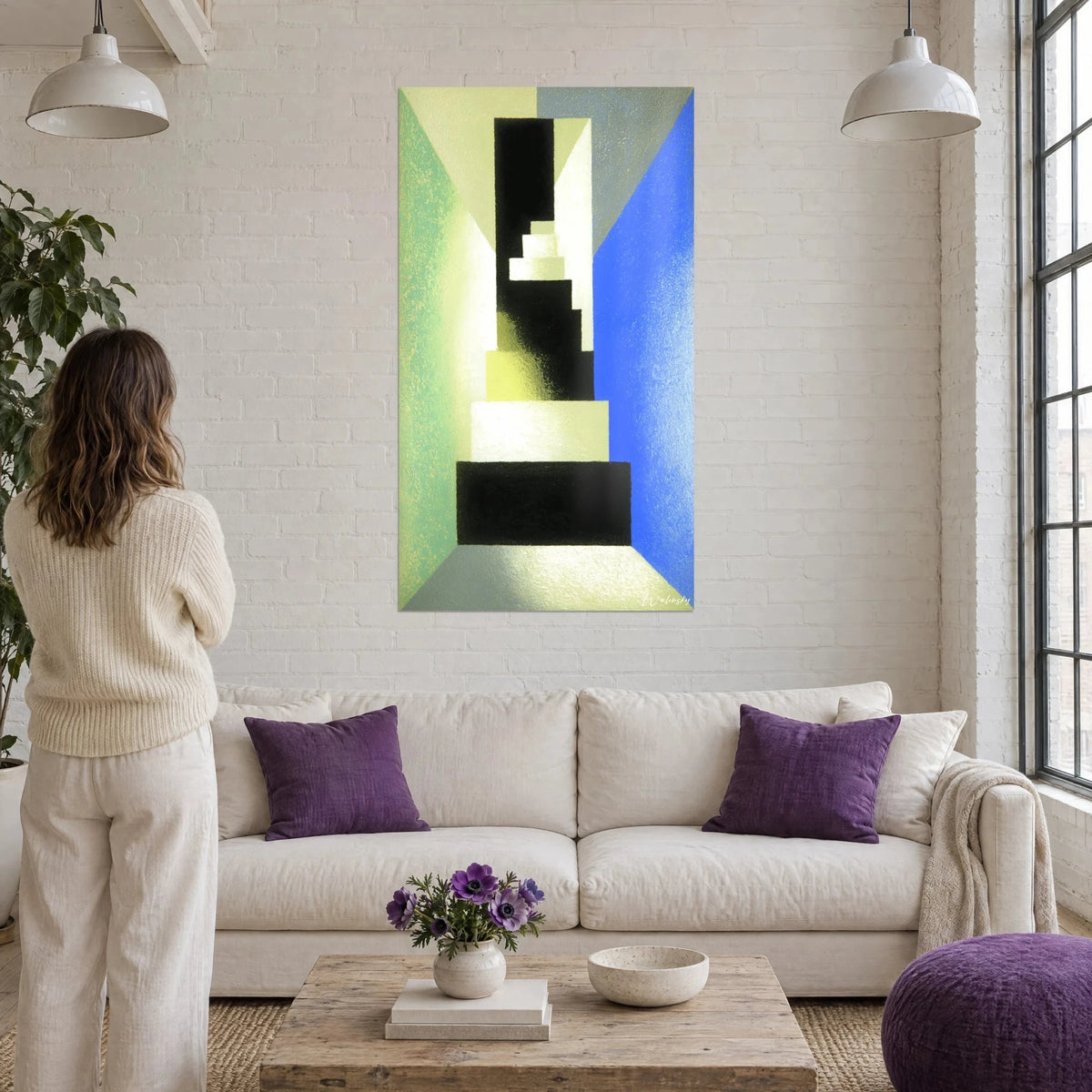 Tableau escalier de blocs noirs et ivoire entre murs vert menthe et bleu cobalt, au-dessus d'un canapé dans un salon lumineux